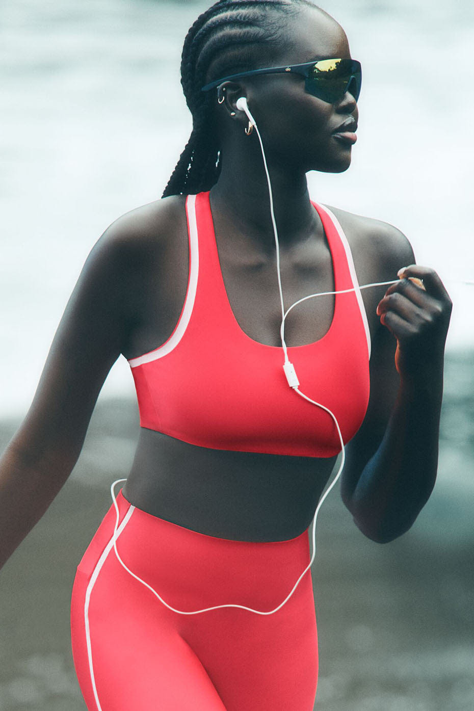 Alo Yoga Airlift Super Sleek Contrast Bra - Candy Red/White