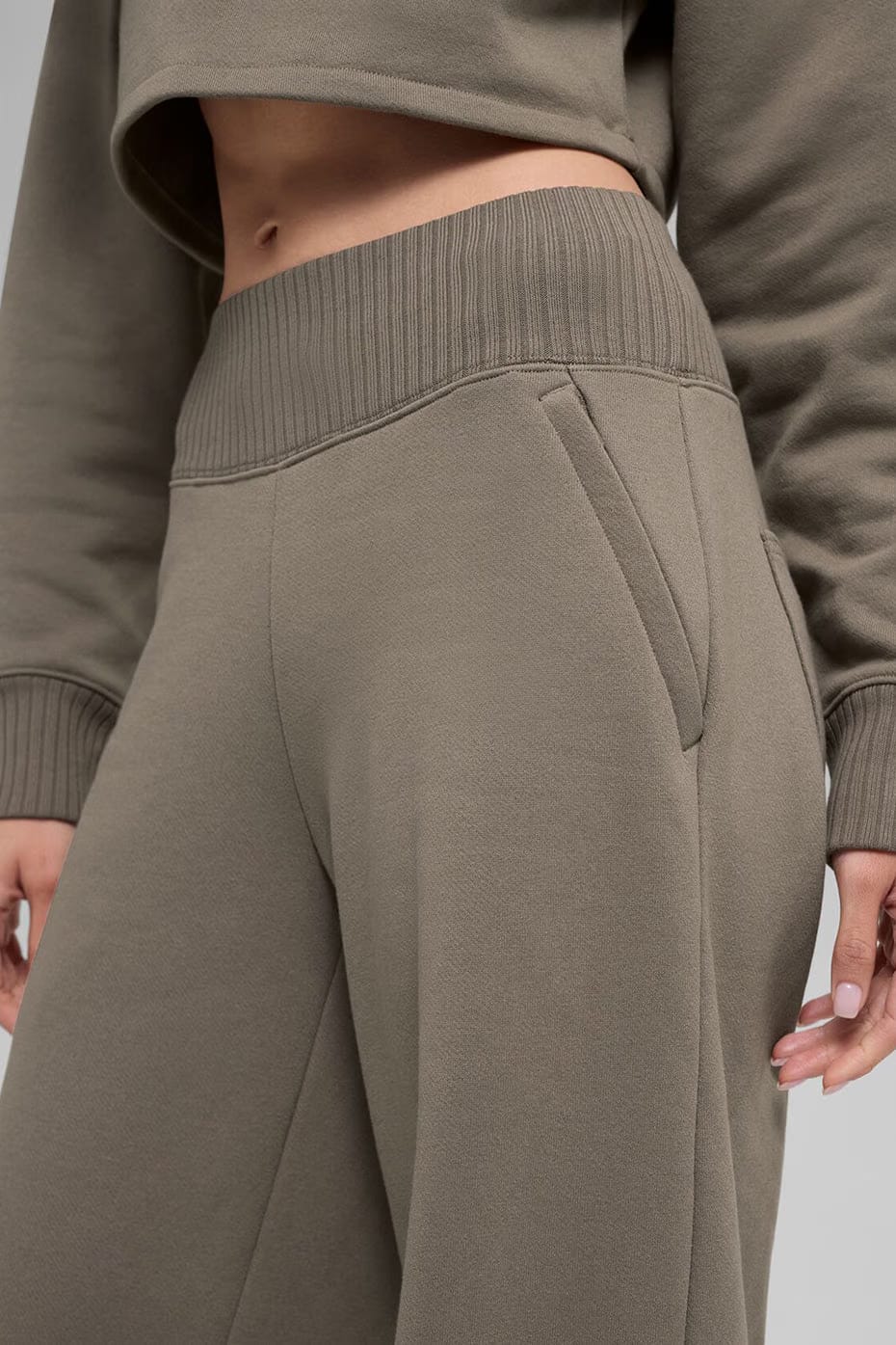 Alo Yoga Serenity Wide Leg Sweatpant - Light Cocoa