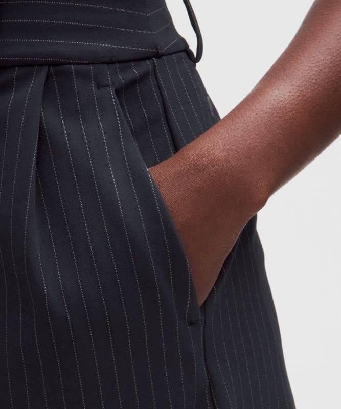 lululemon Daydrift Pleated High-Rise Short 7" - Classic Navy/Light Ivory