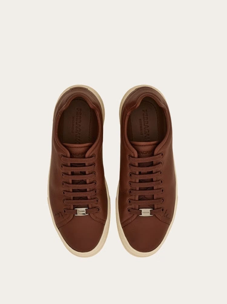 Elastic lace sneaker