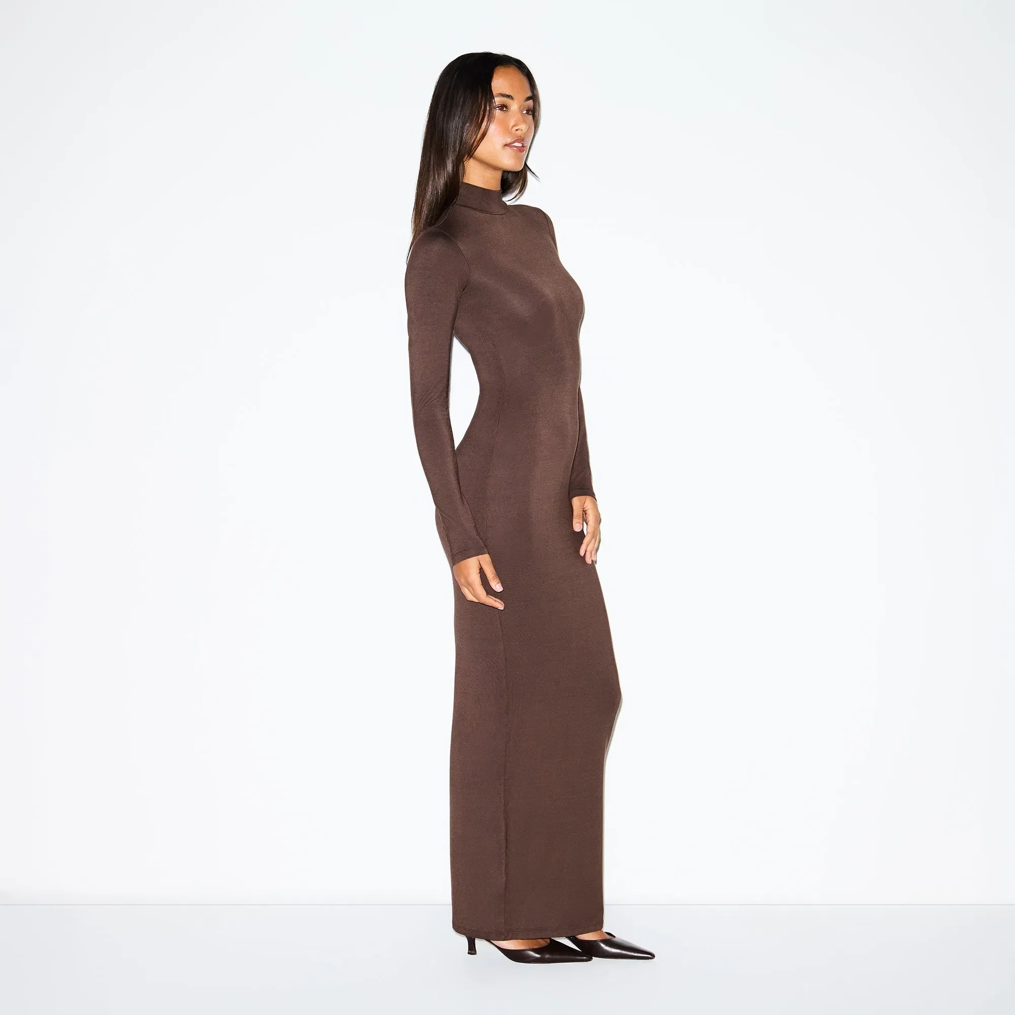 SMOOTH LAYERS TURTLENECK LONG DRESS | ESPRESSO