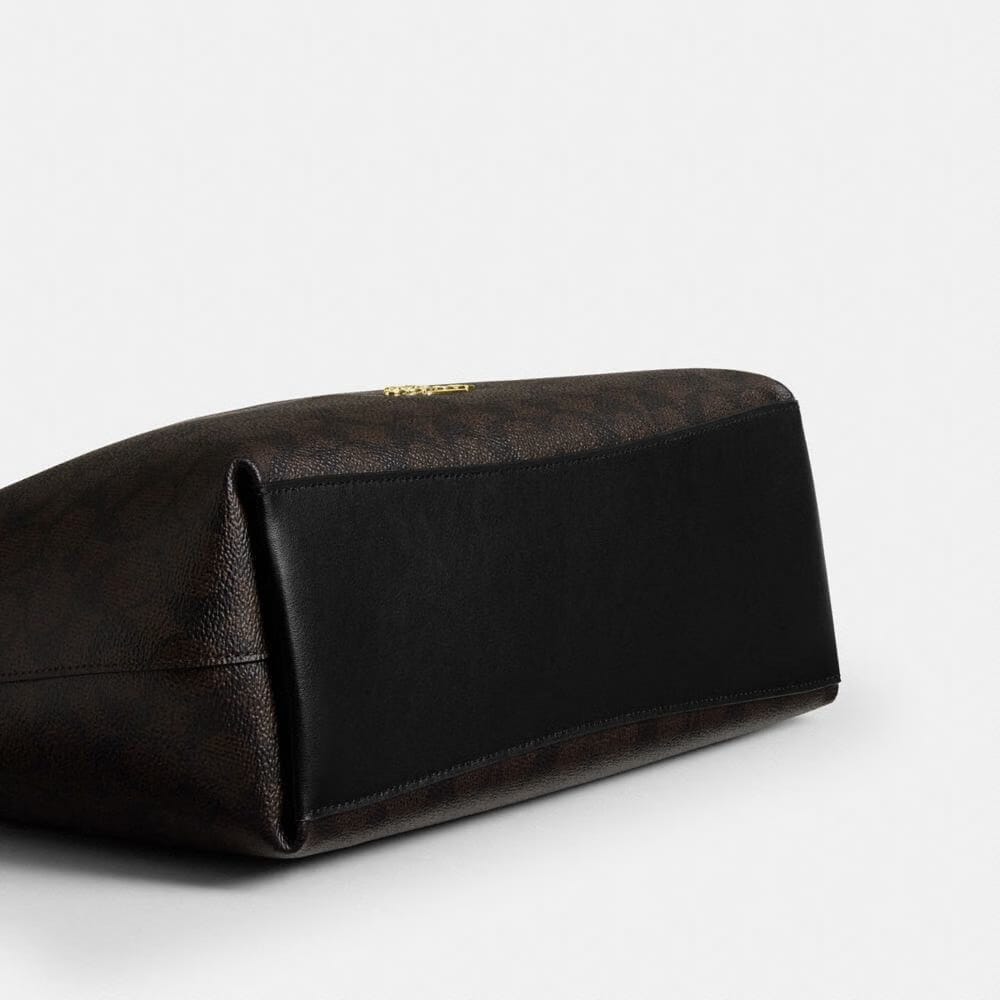 Laurel Shoulder Bag In Signature Canvas