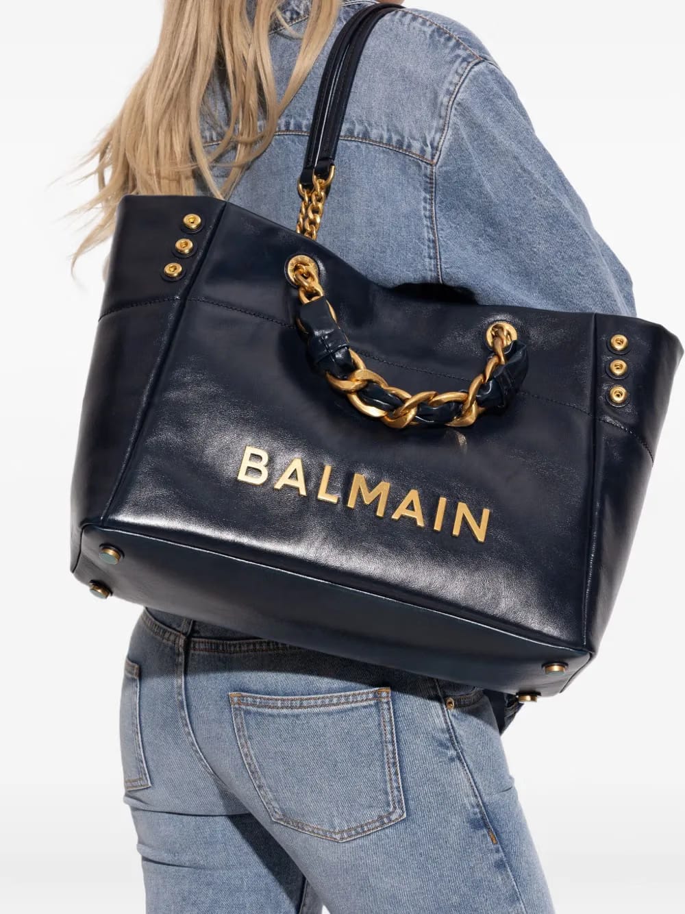 chain-detail logo shoulder bag