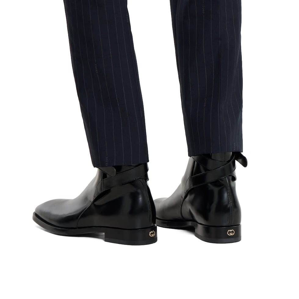 Men's boot with buckle