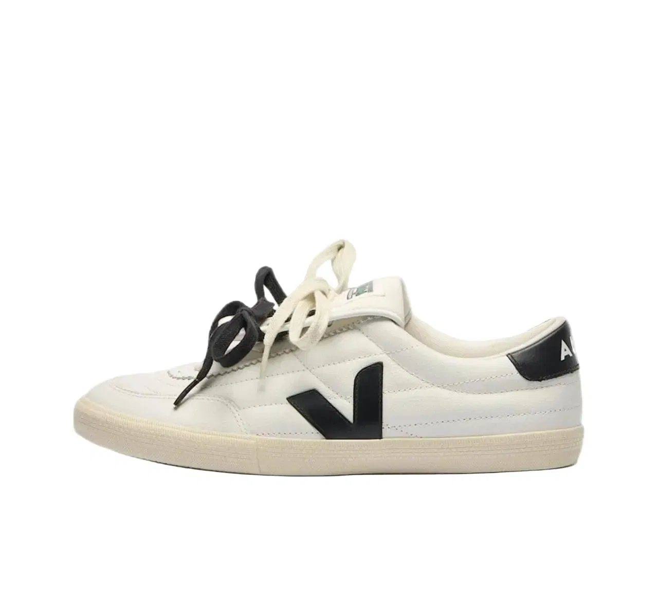 VEJA Panenka Leather Magliano White