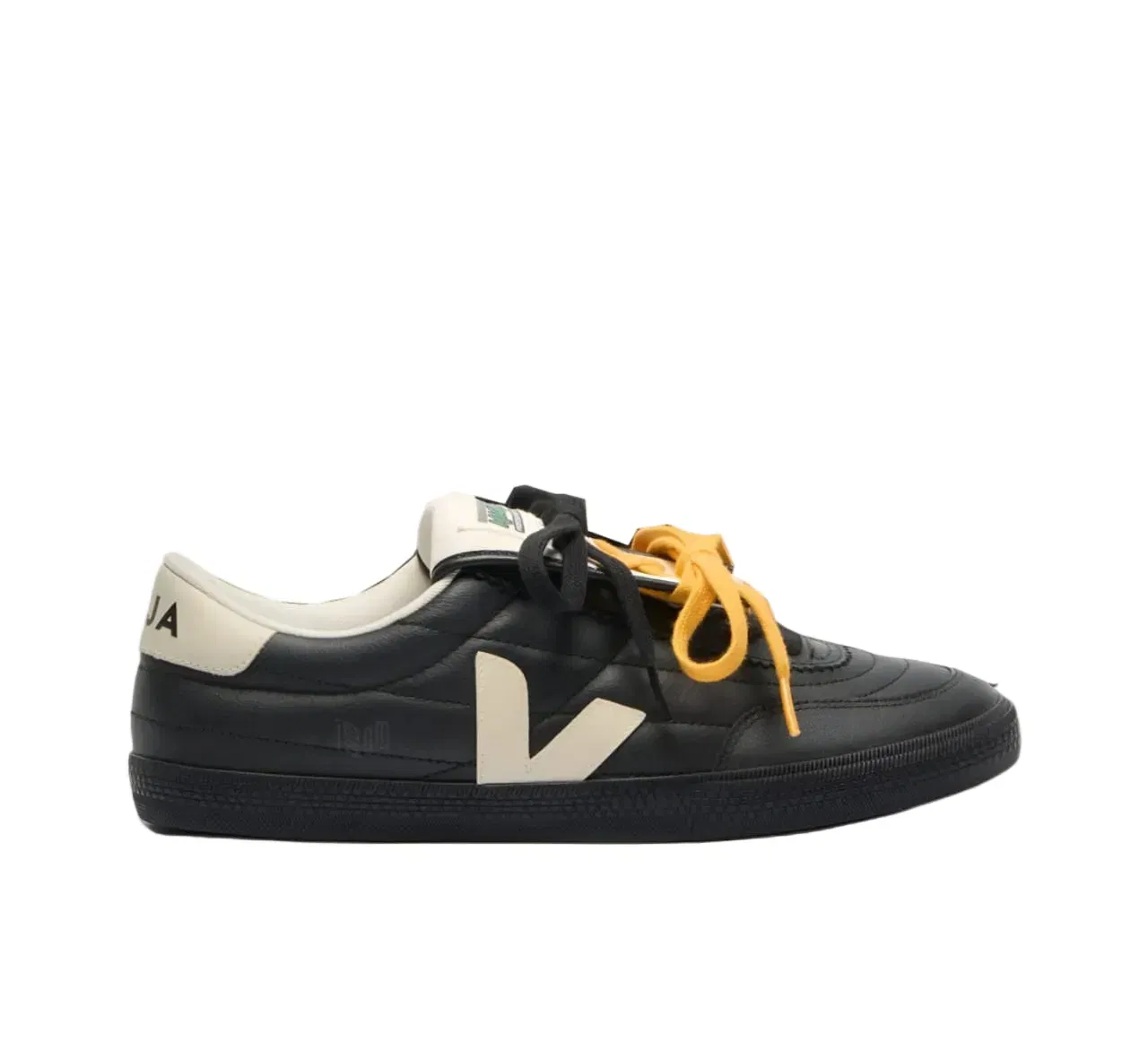 VEJA Panenka Leather Magliano Black