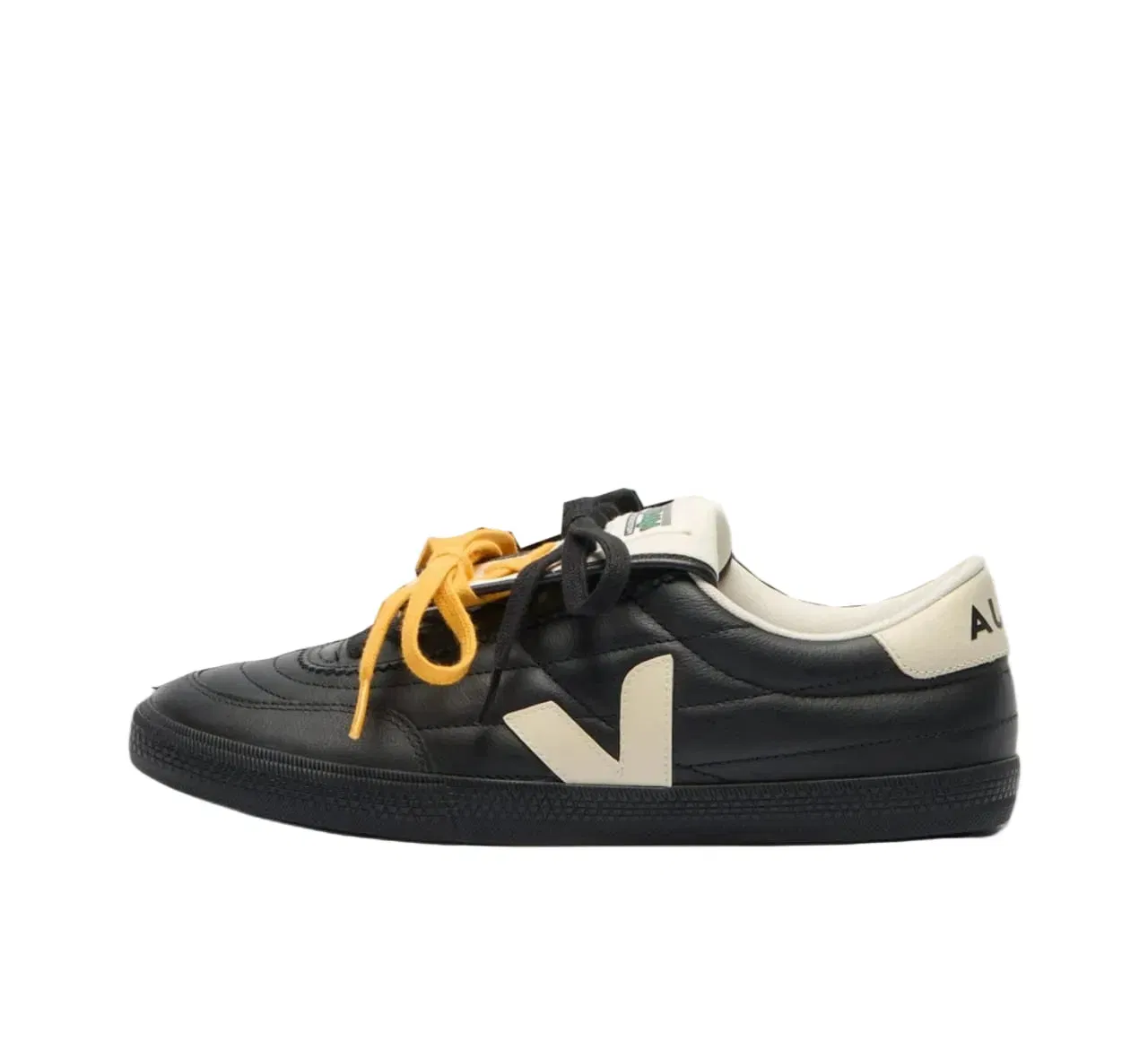 VEJA Panenka Leather Magliano Black