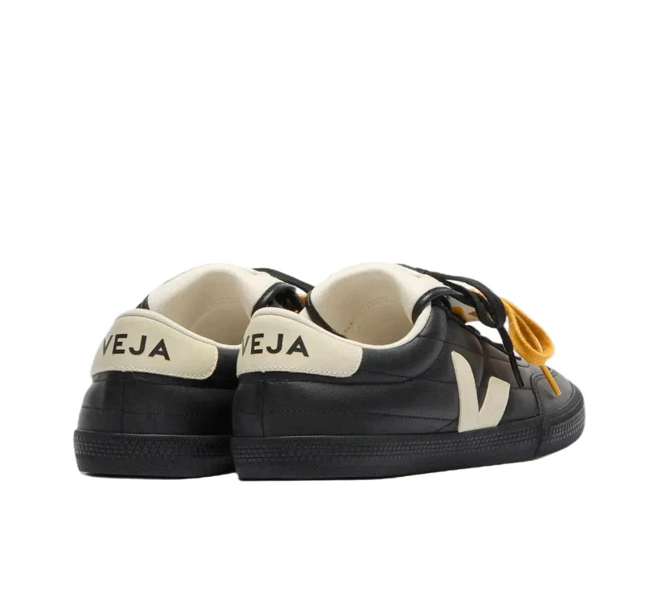 VEJA Panenka Leather Magliano Black