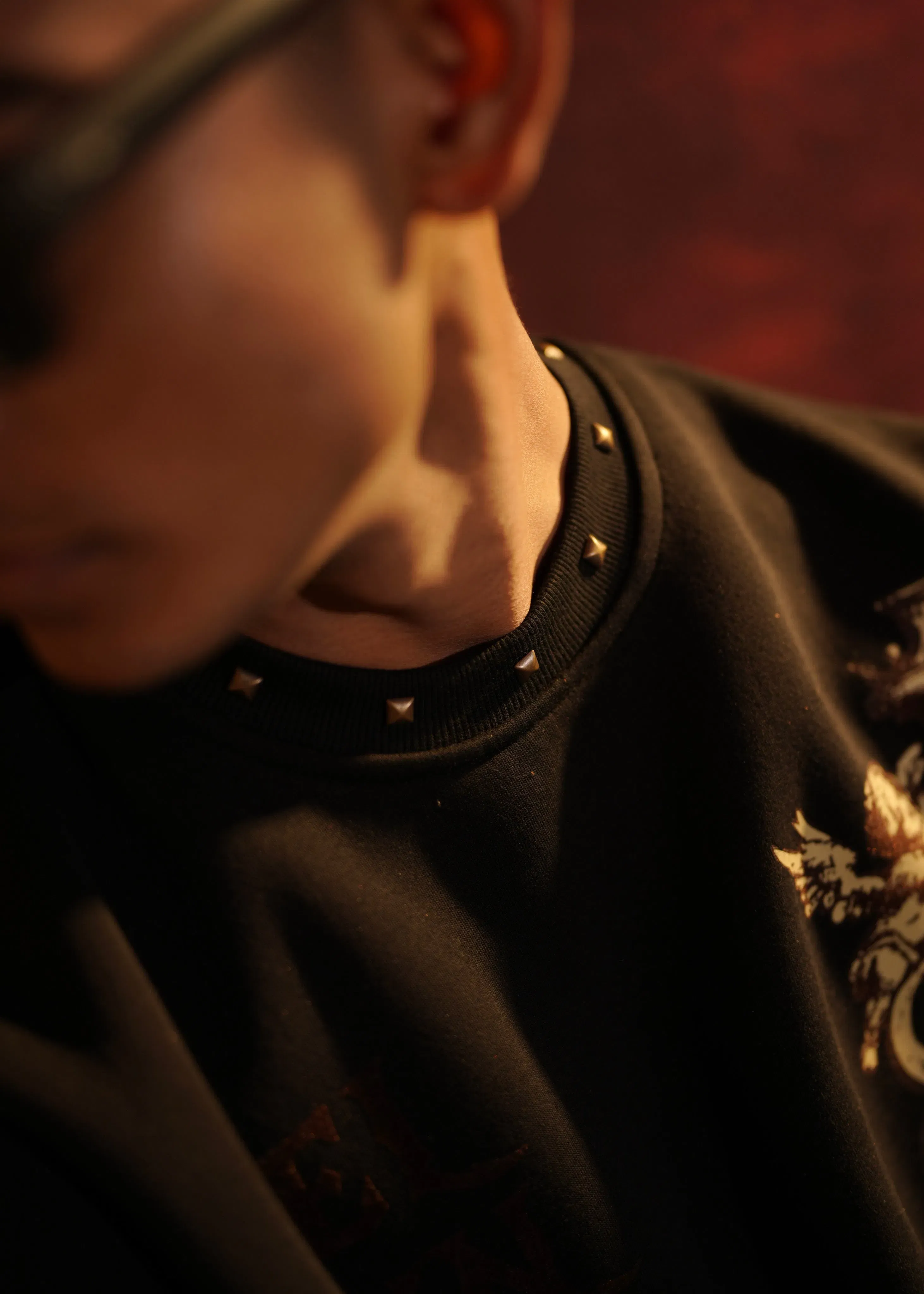 ‘CARVED ELEGANCE’ CROPPED SWEATSHIRT | BLACK