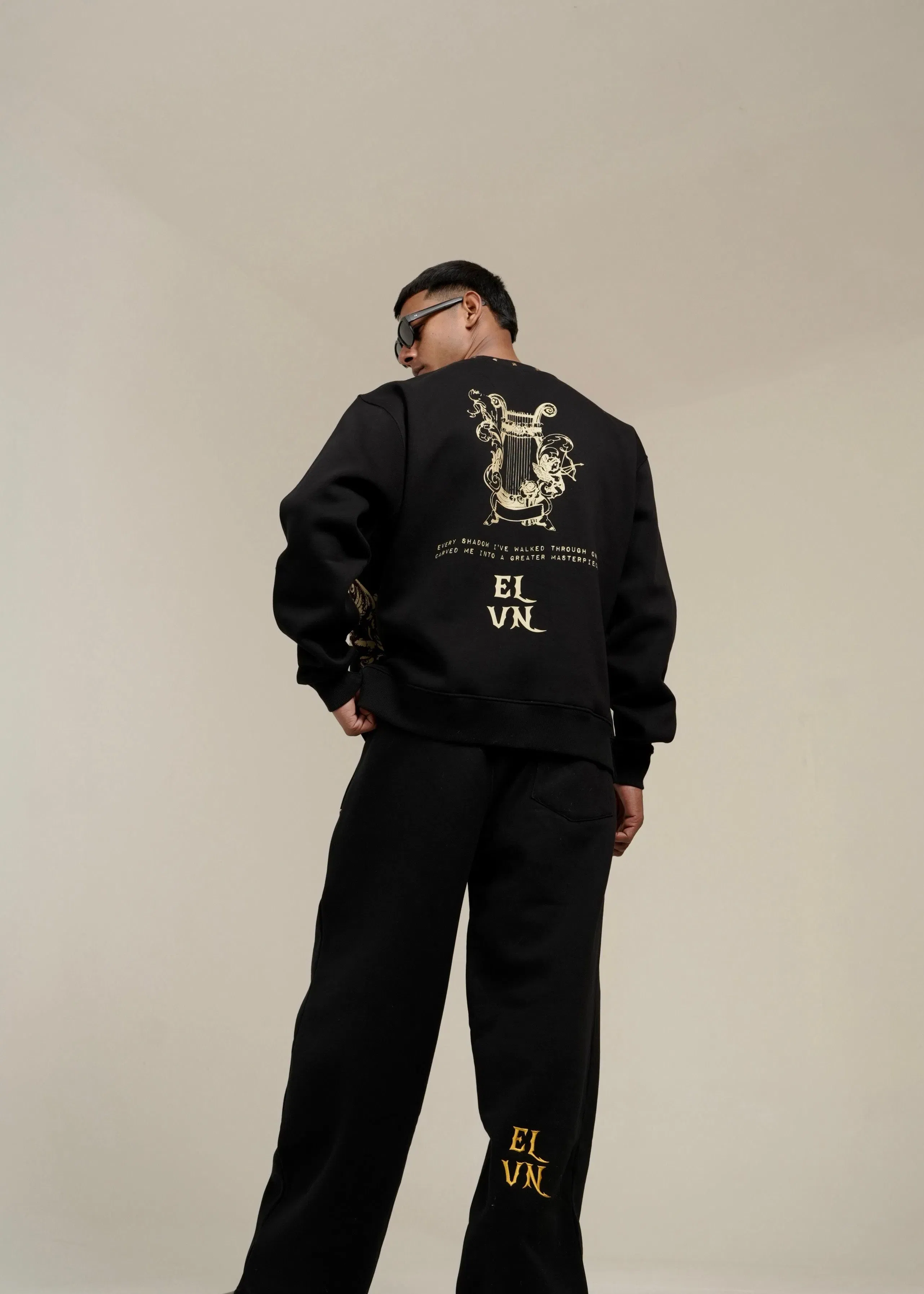 ‘CARVED ELEGANCE’ CROPPED SWEATSHIRT | BLACK