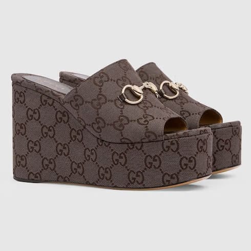 Sandalias con cuña Horsebit para mujer