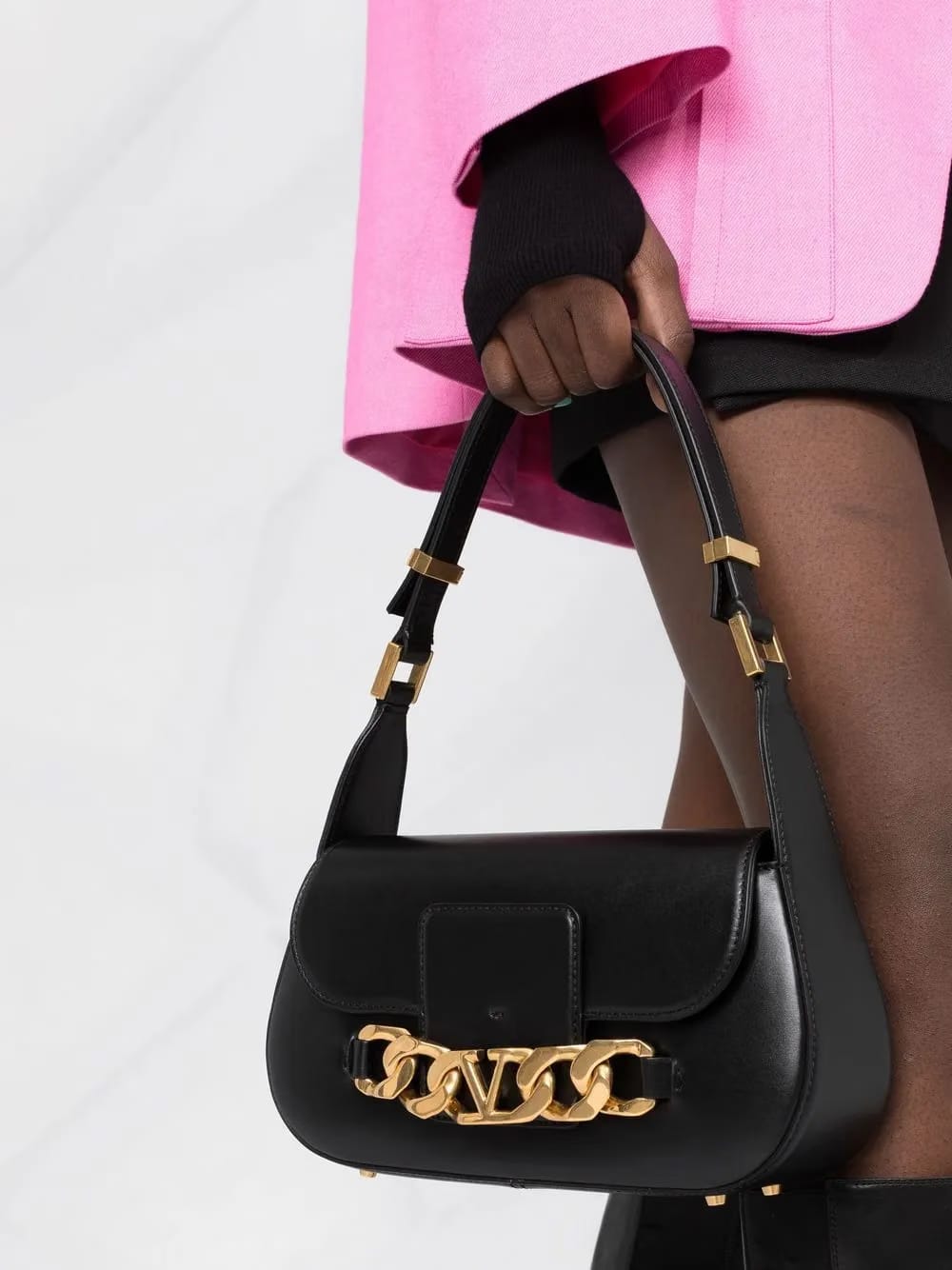 VLogo leather bag
