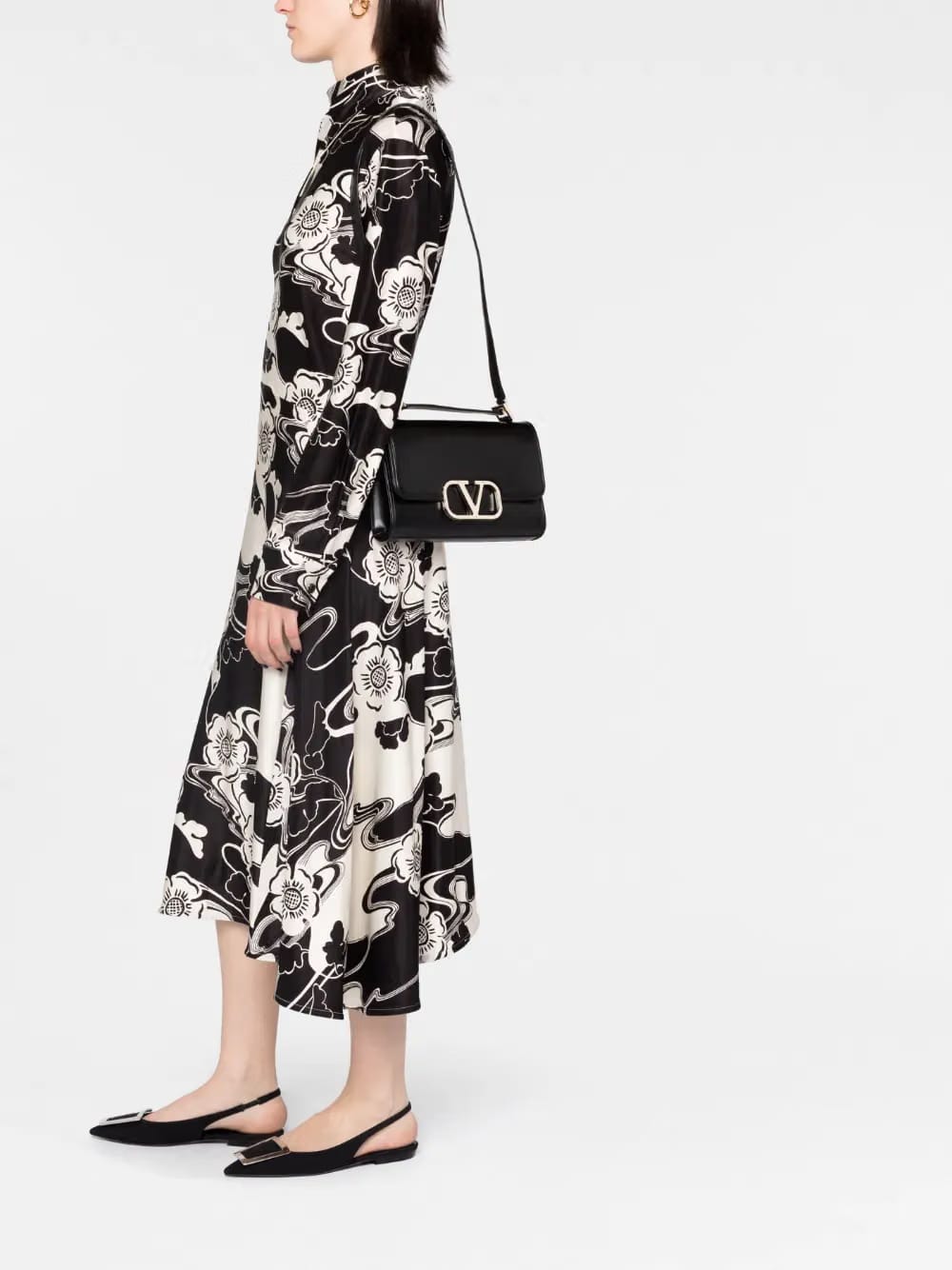 VLogo leather shoulder bag