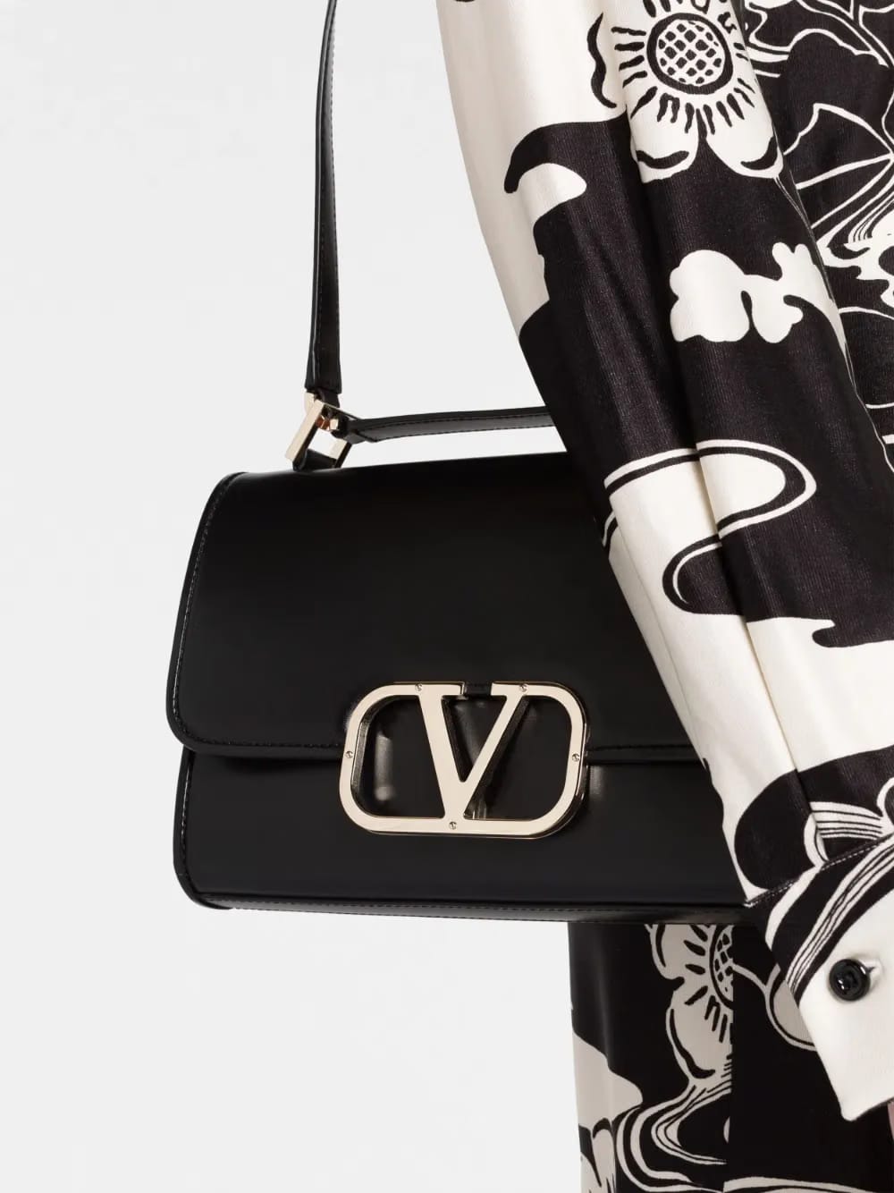 VLogo leather shoulder bag