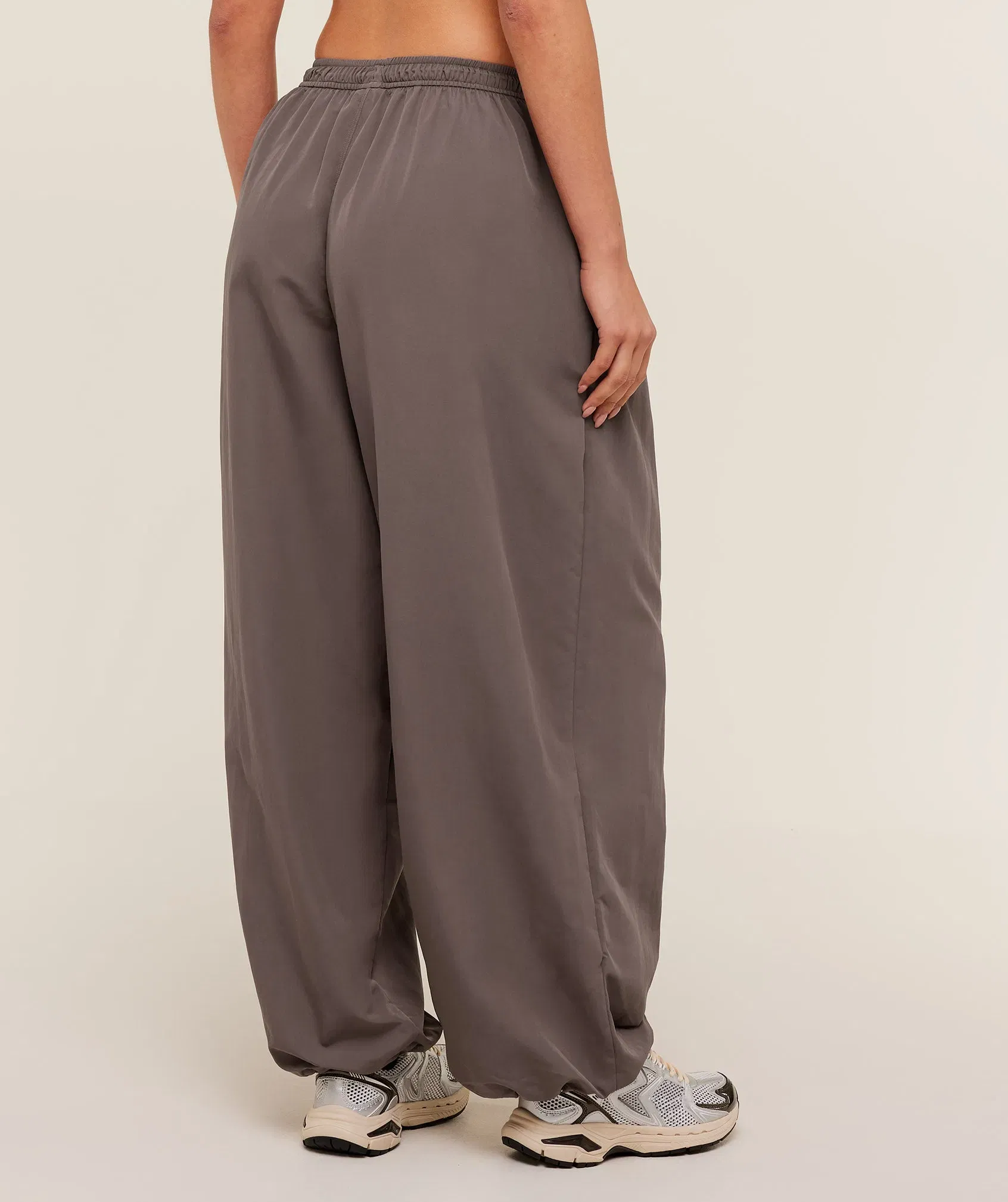 Gymshark Weekend Lifestyle Parachute Pant - Cool Brown