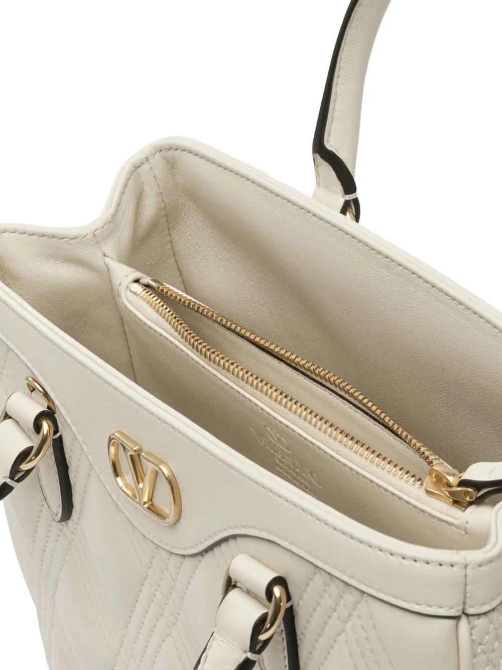 v-logo quilted shoulder bag