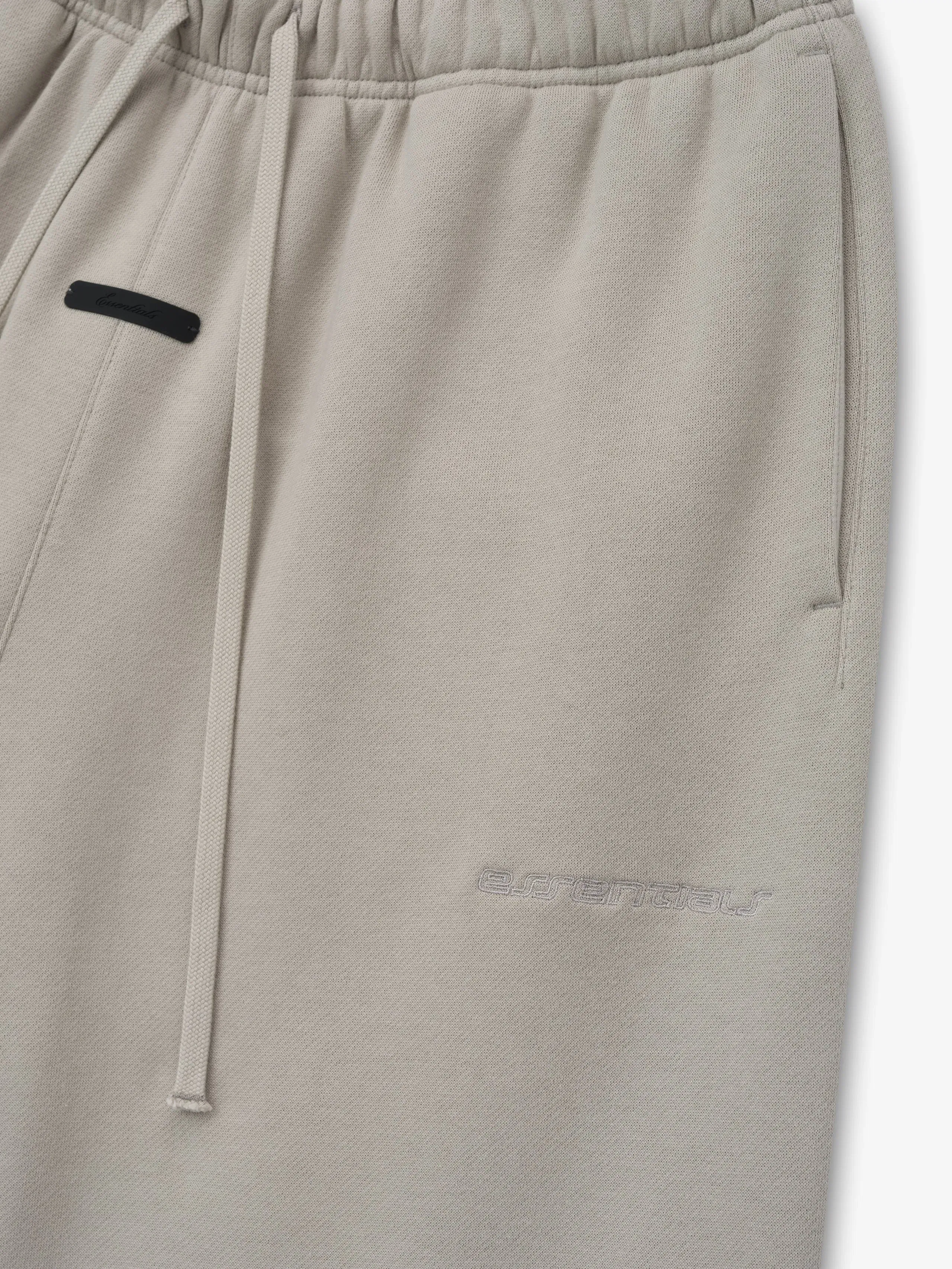 Essentials Active Trace Relaxed Sweatshort Seal