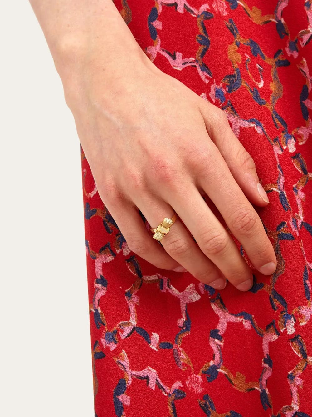 Vara bow polished ring