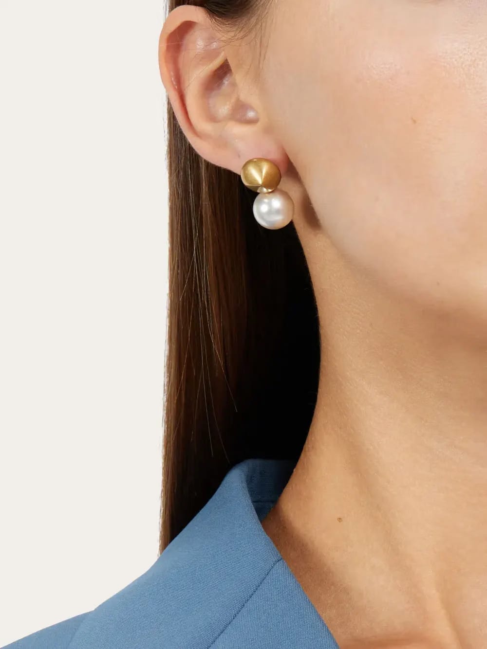 logo-engraved bead-pendant earrings