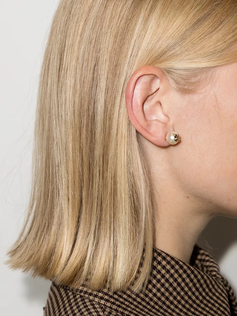 logo-plaque pearl stud earrings