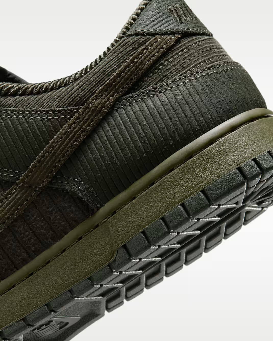 Nike Dunk Low Retro Premium Cargo Khaki/Medium Olive/Sequoia/Cargo Khaki