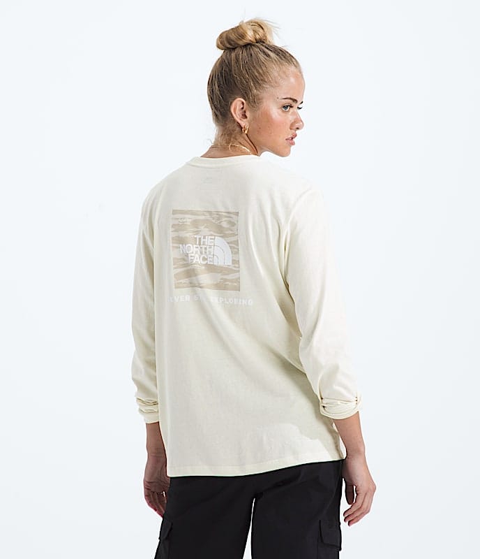 The North Face Women Evolution Box NSE Fill Light Long - Sleeve TeeGraphic White Dune TNF Black