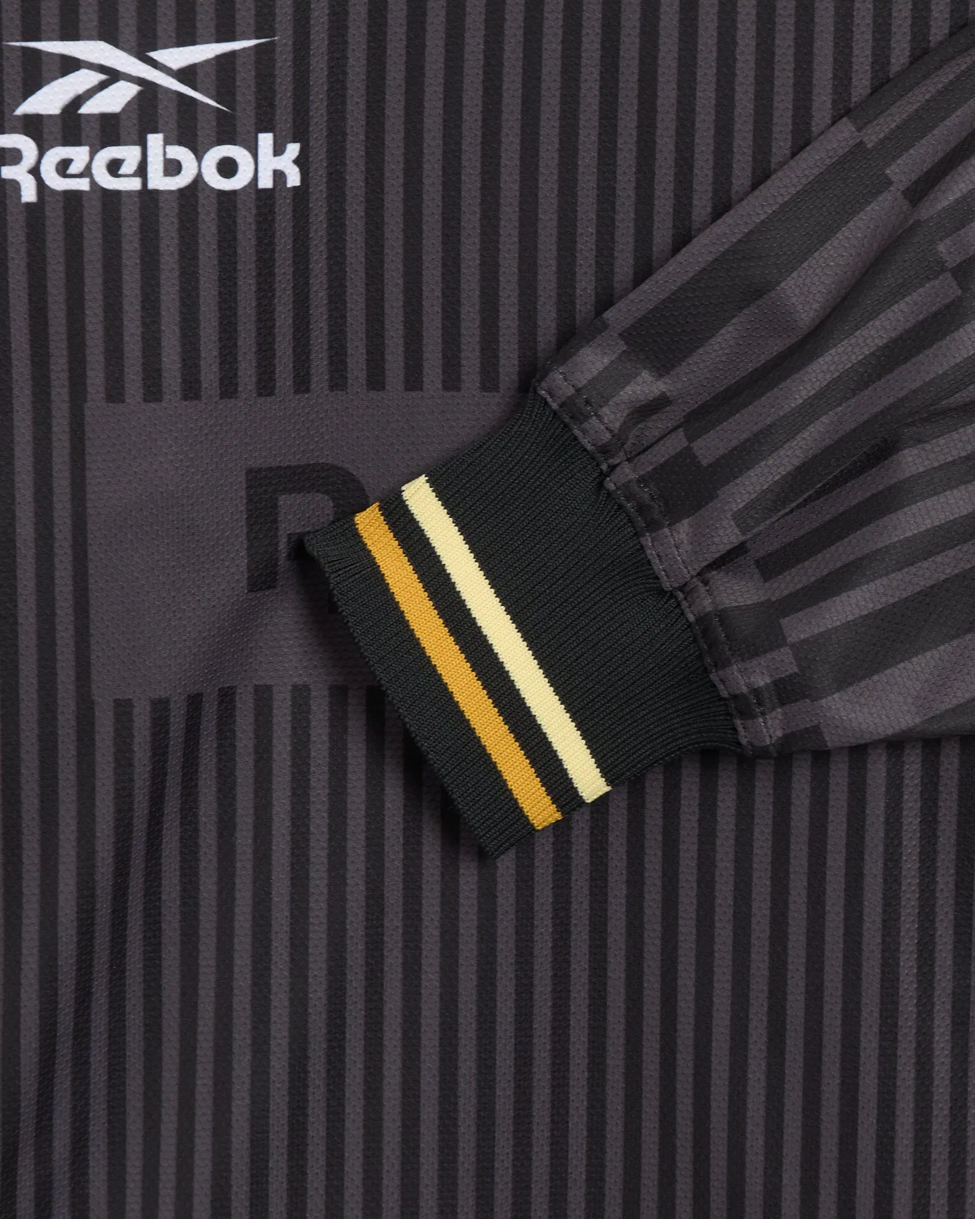 Reebok Camiseta Oversize Reebok Soccer 22 Men's Graphic Long Sleeve T-Shirt para hombre