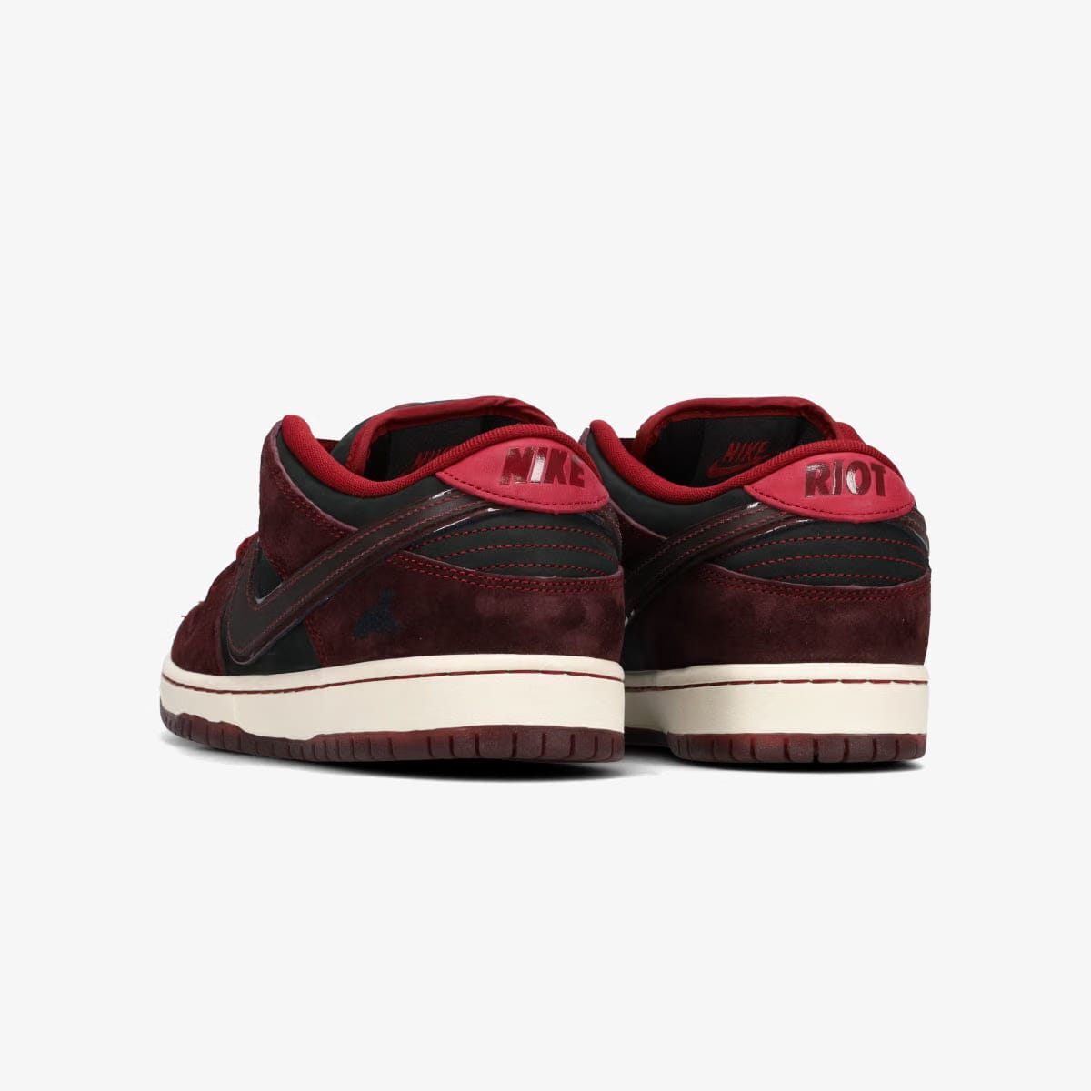 NIKE SB DUNK LO PRO × RIOT SKATESHOP