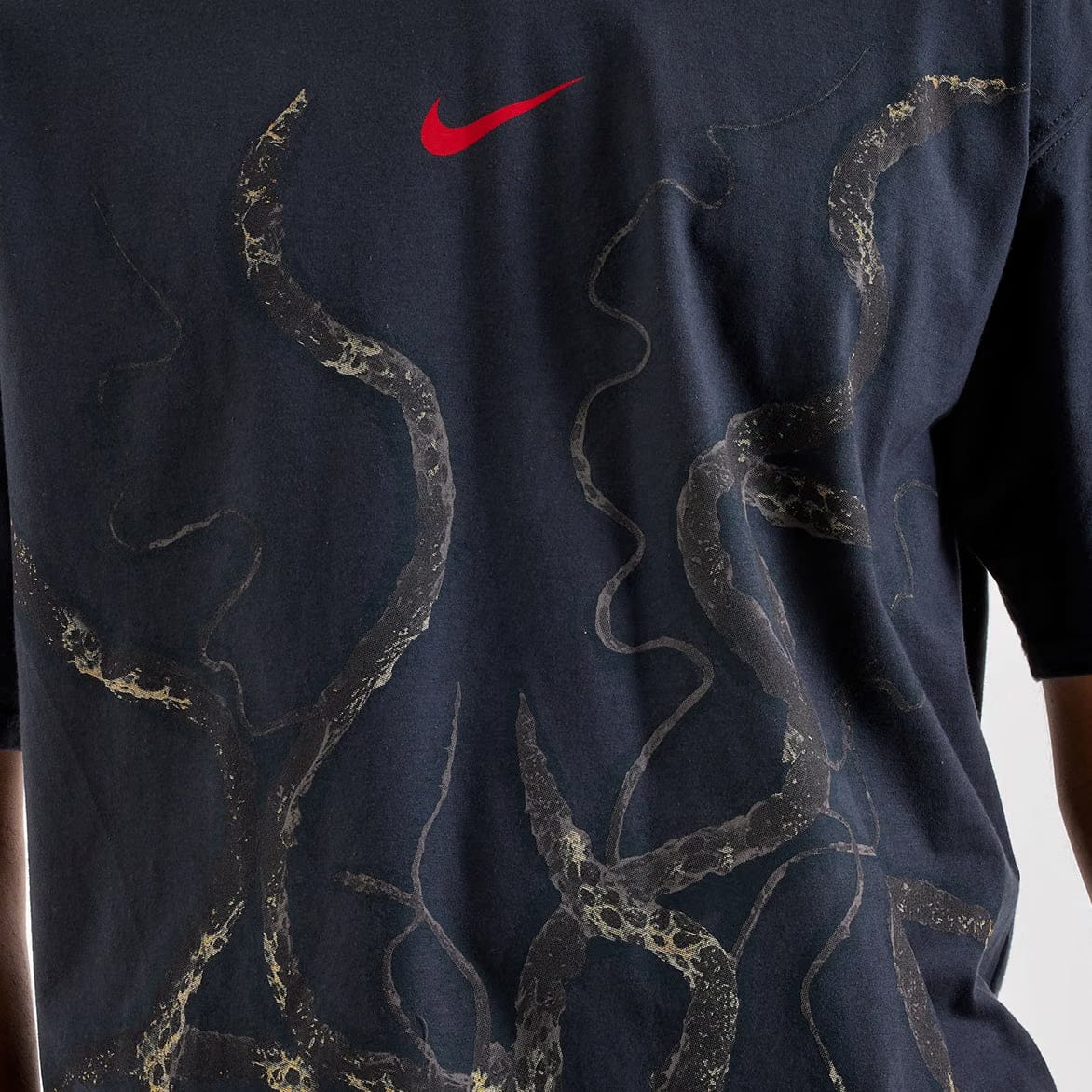 Nike STRANGER THINGS X NIKE MAX90 TEE - OFF NOIR / UNIVERSITY RED
