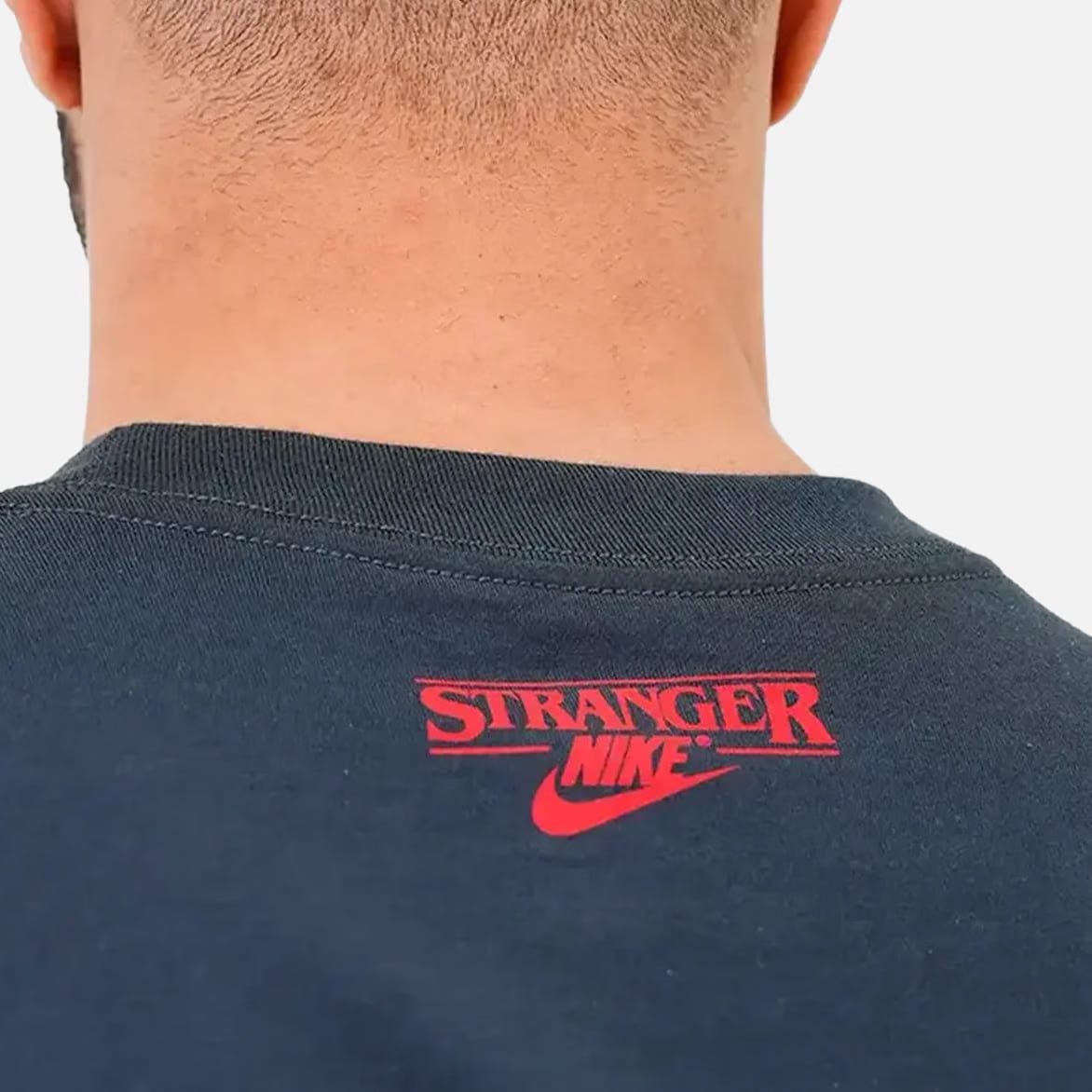 Nike STRANGER THINGS X NIKE MAX90 TEE - OFF NOIR / UNIVERSITY RED