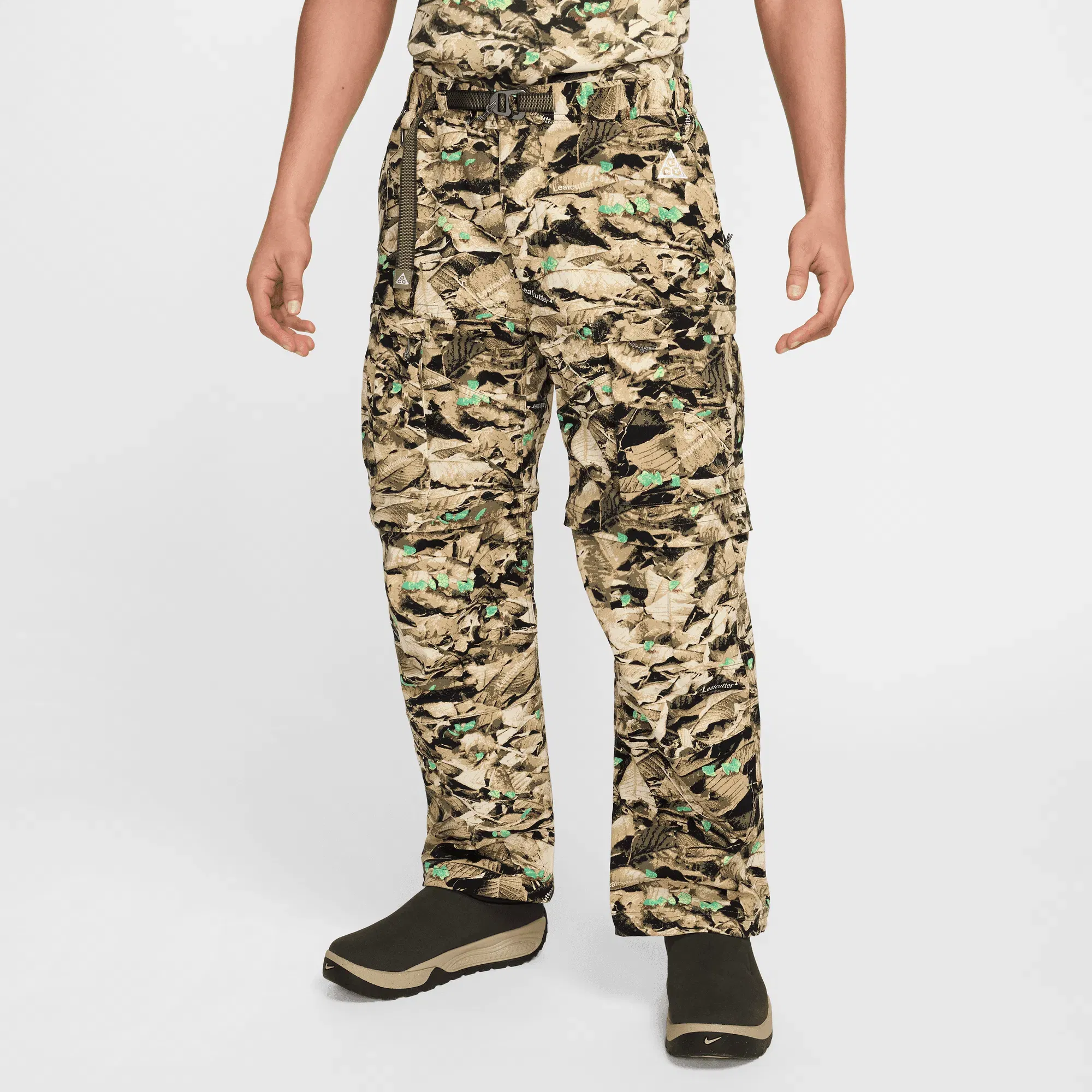 Nike ACG SMITH SUMMIT CARGO PANTS - PARACHUTE BEIGE / SEQUOIA