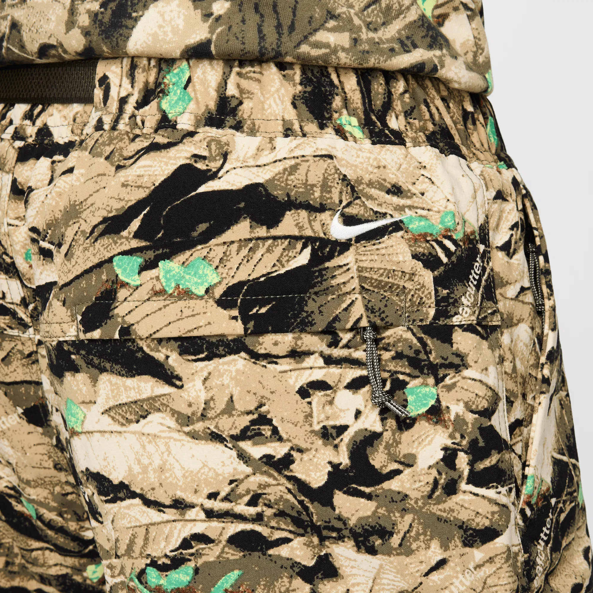 Nike ACG SMITH SUMMIT CARGO PANTS - PARACHUTE BEIGE / SEQUOIA