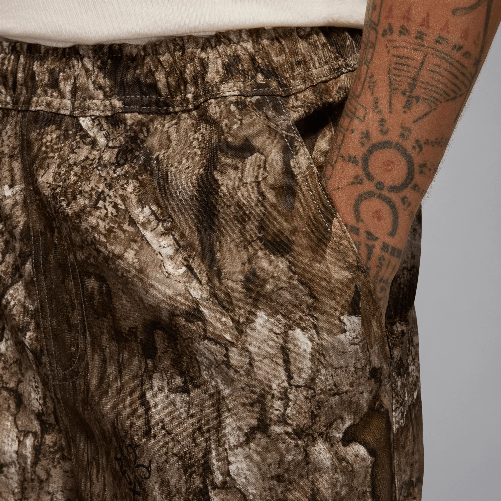 Air Jordan JORDAN BROOKLYN WOVEN REALTREE PANTS - MEDIUM OLIVE / SAIL