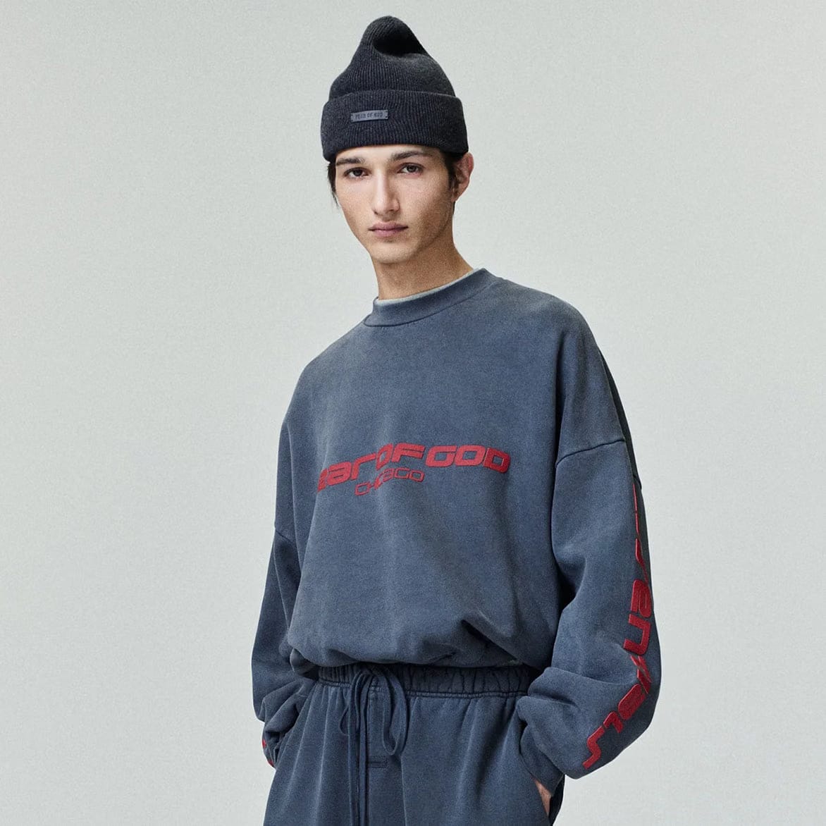 Fear of God Essentials HEAVY FLEECE CROPPED RELAXED SWEATSHIRT - IRON GREY