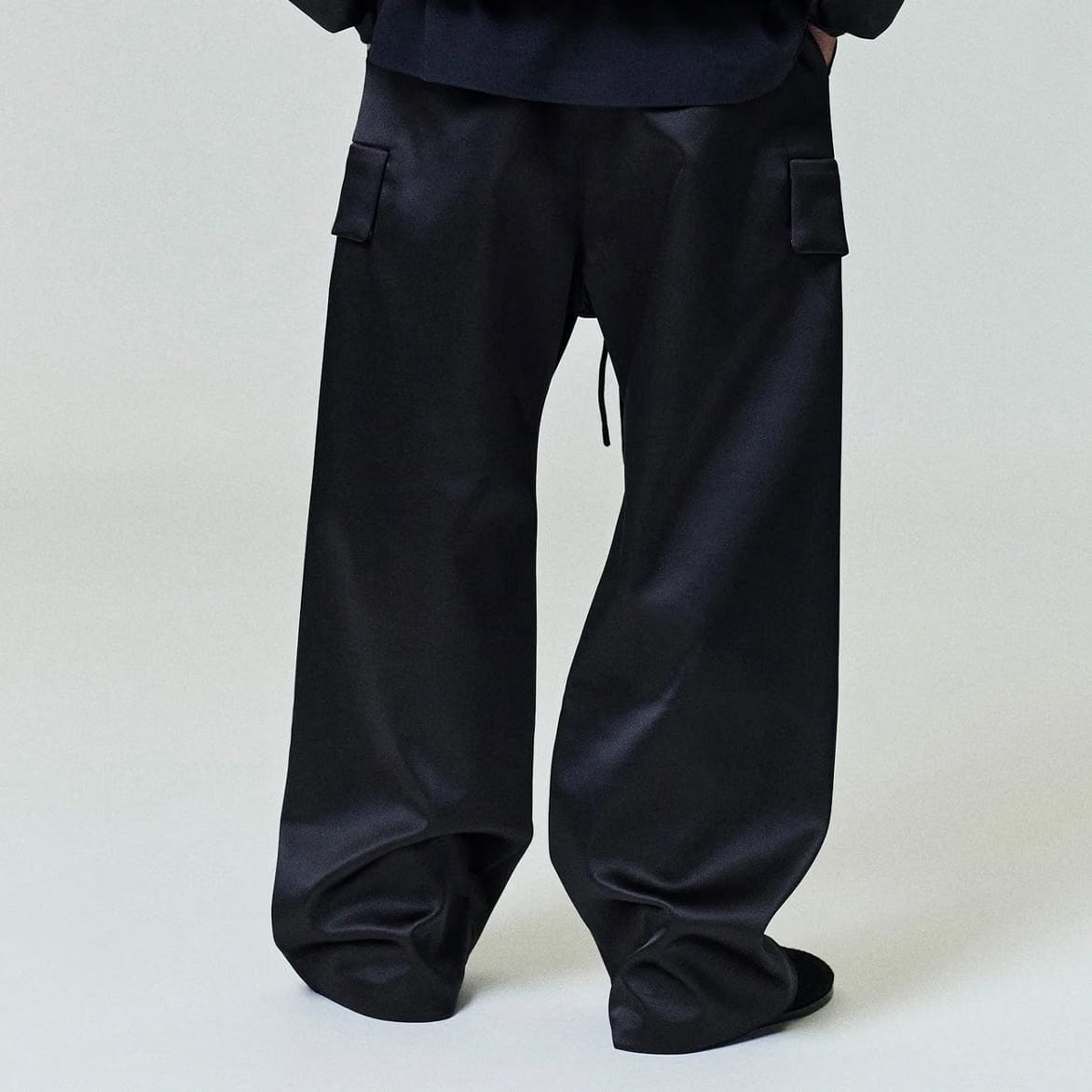 Fear of God Essentials BONDED SATIN FIELD PANT - VINTAGE BLACK