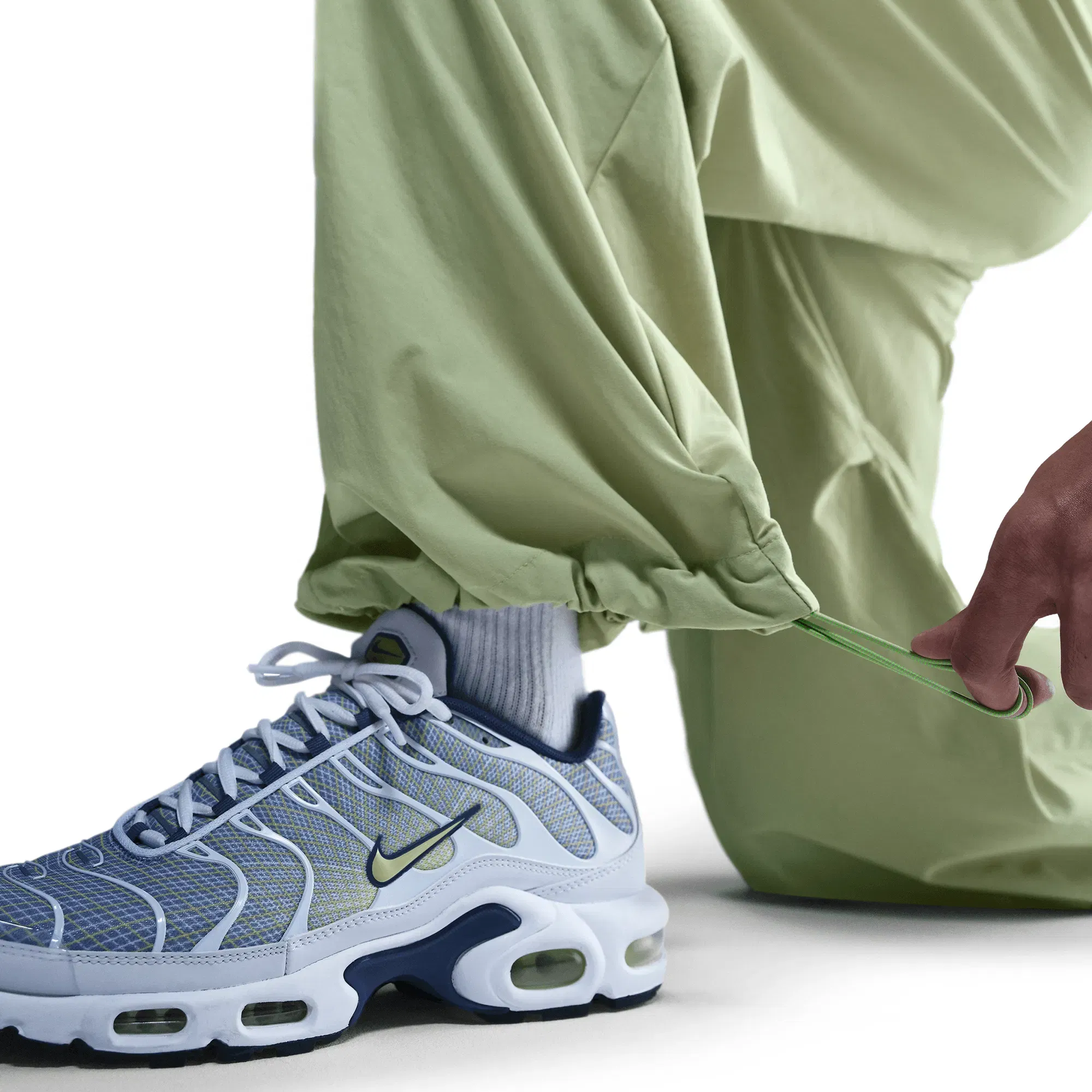 Nike PROJECT F.R.O.G PARACHUTE PANTS - olive aura / green strike