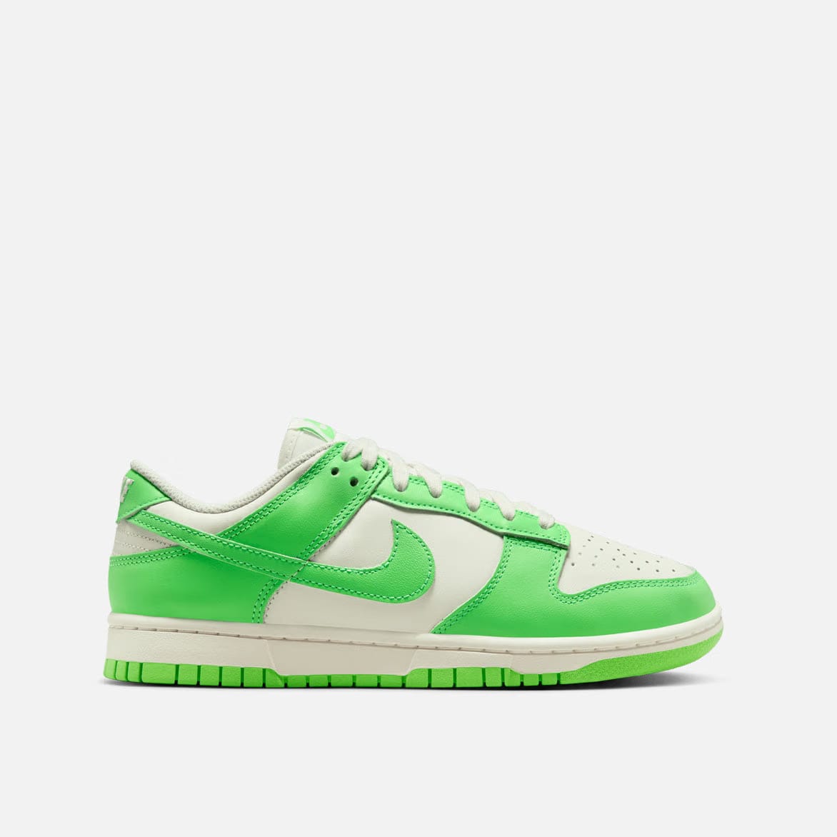 Nike WMNS DUNK LOW "GREEN STRIKE"