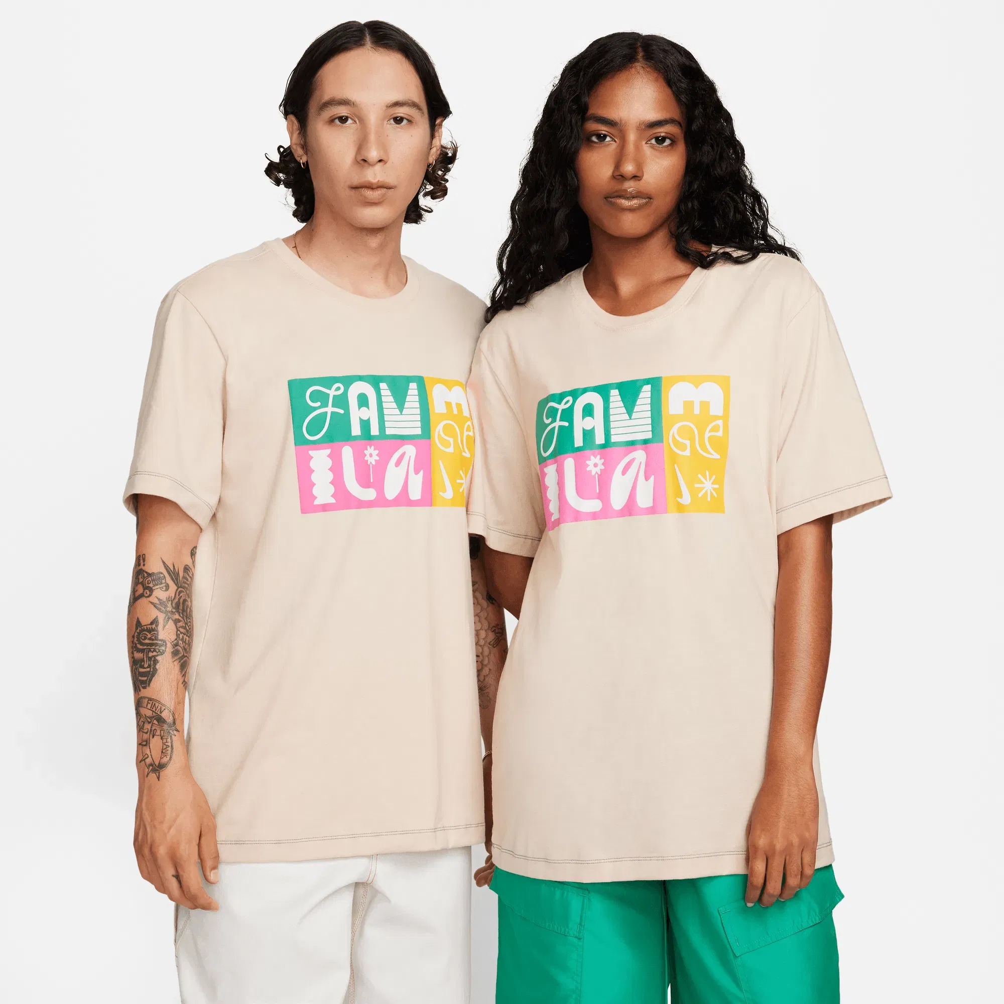 Nike NSW S/S/ TEE "LA FAMILIA" - SANDDRIFT