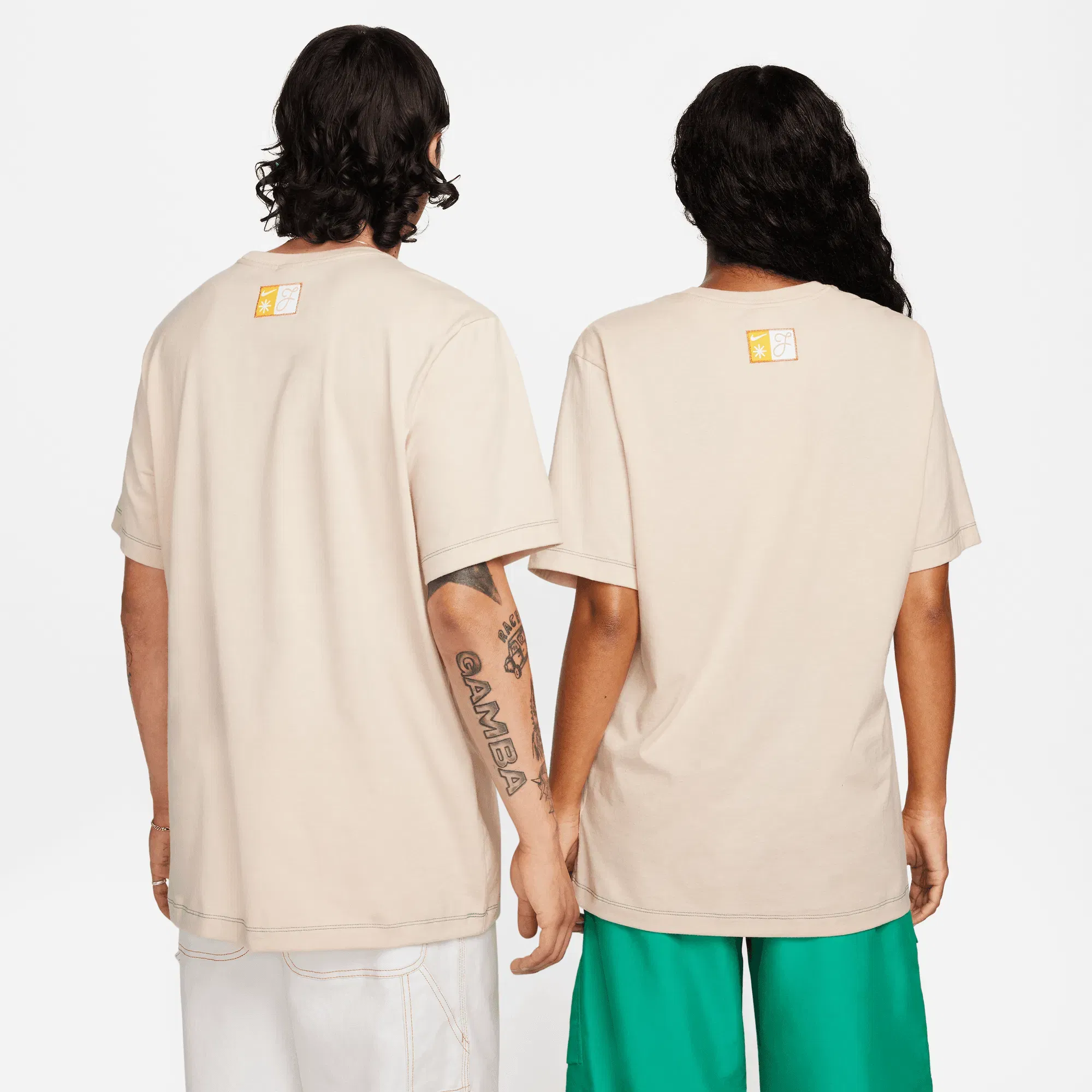 Nike NSW S/S/ TEE "LA FAMILIA" - SANDDRIFT