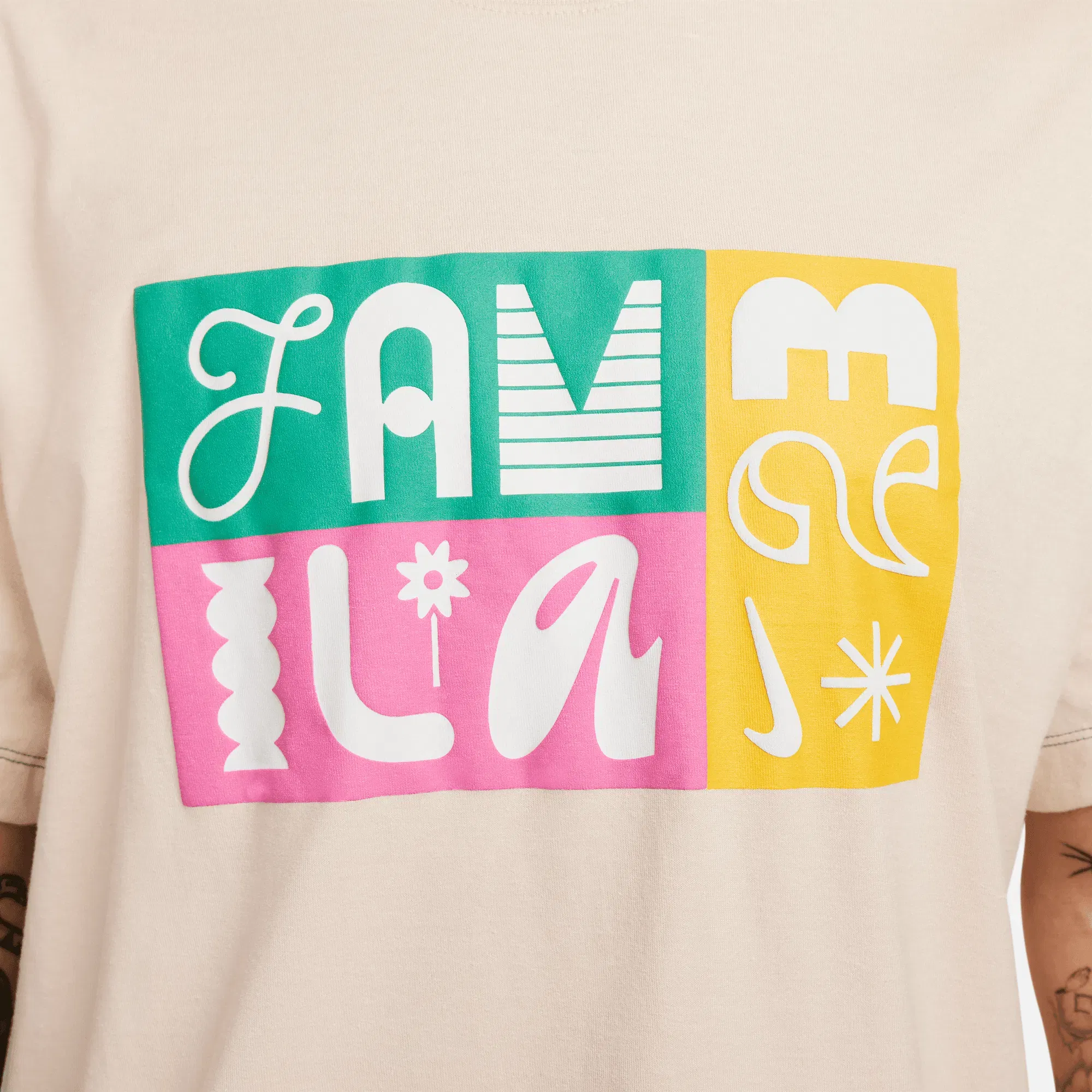 Nike NSW S/S/ TEE "LA FAMILIA" - SANDDRIFT