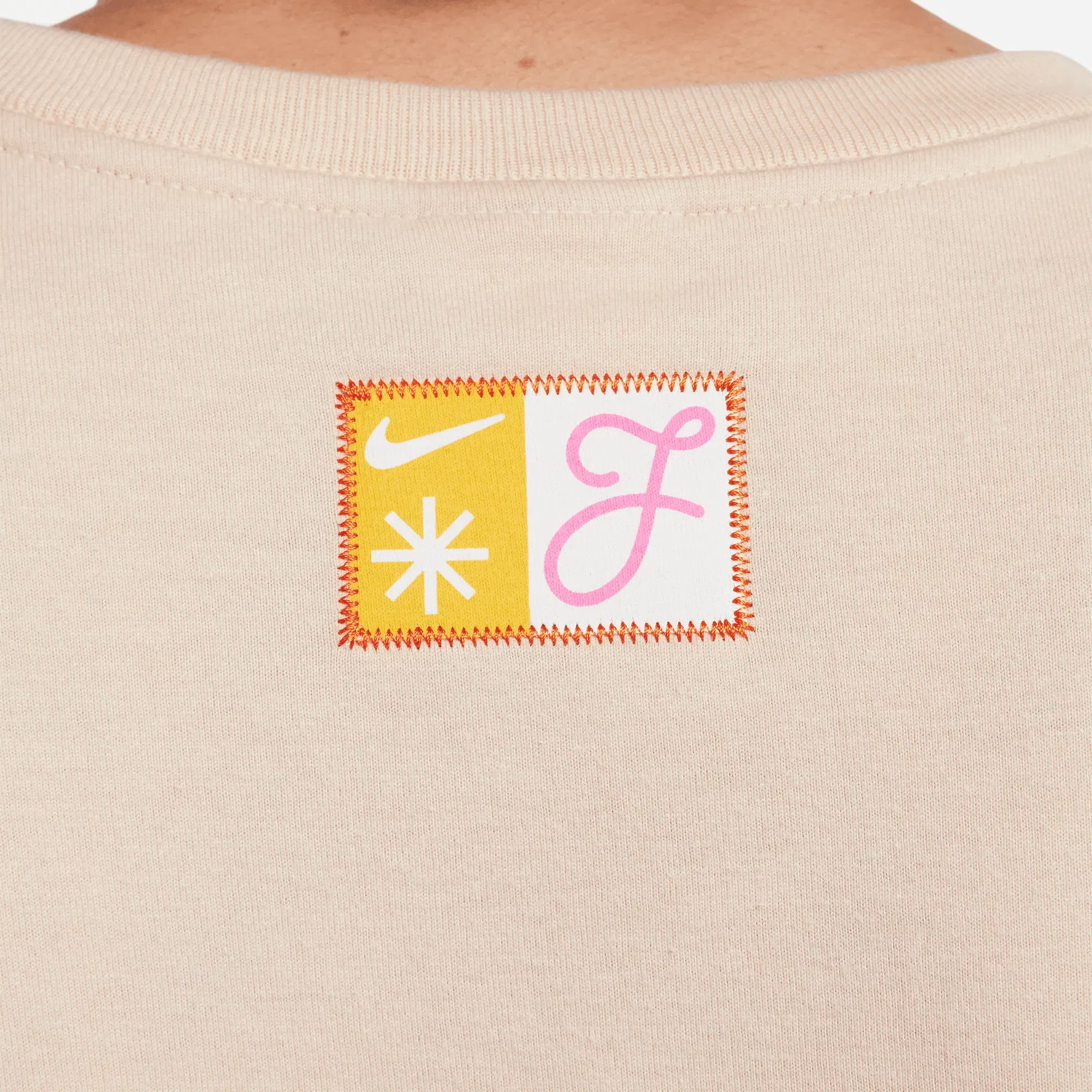 Nike NSW S/S/ TEE "LA FAMILIA" - SANDDRIFT