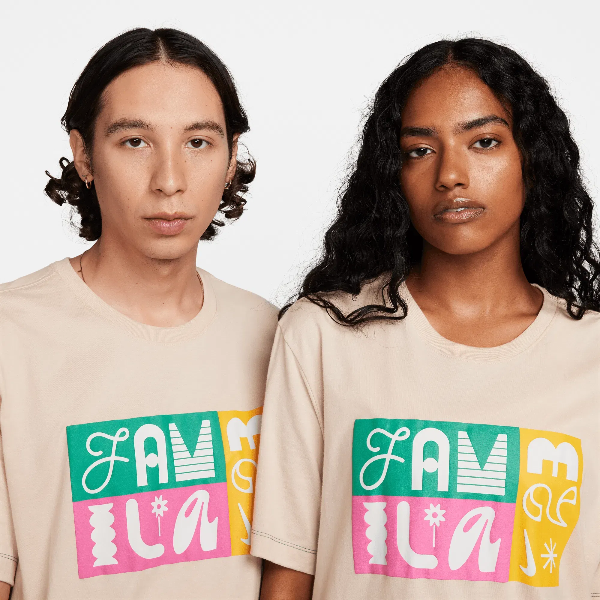 Nike NSW S/S/ TEE "LA FAMILIA" - SANDDRIFT