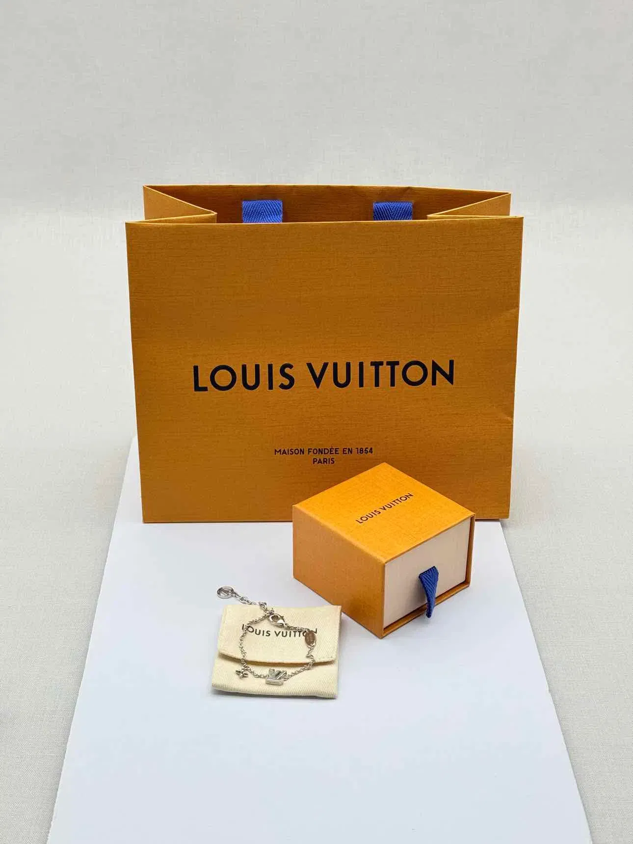 LOUIS VUITTON Fashion Bracelet