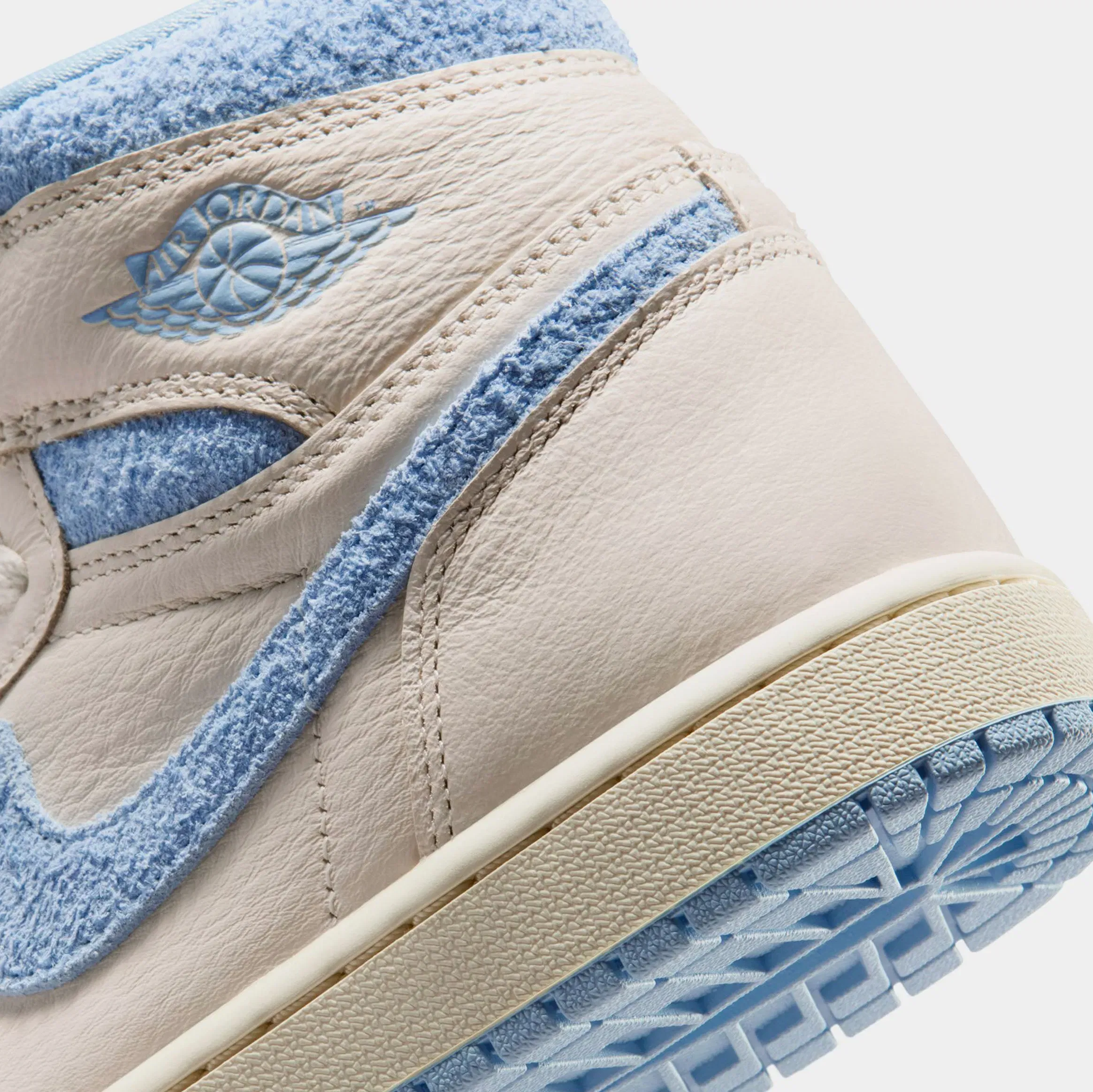 Air Jordan 1 Retro High OG Psychic Blue And Pale Ivory Womens Lifestyle Shoes (Pale Ivory/Psychic Blue/Coconut Milk)