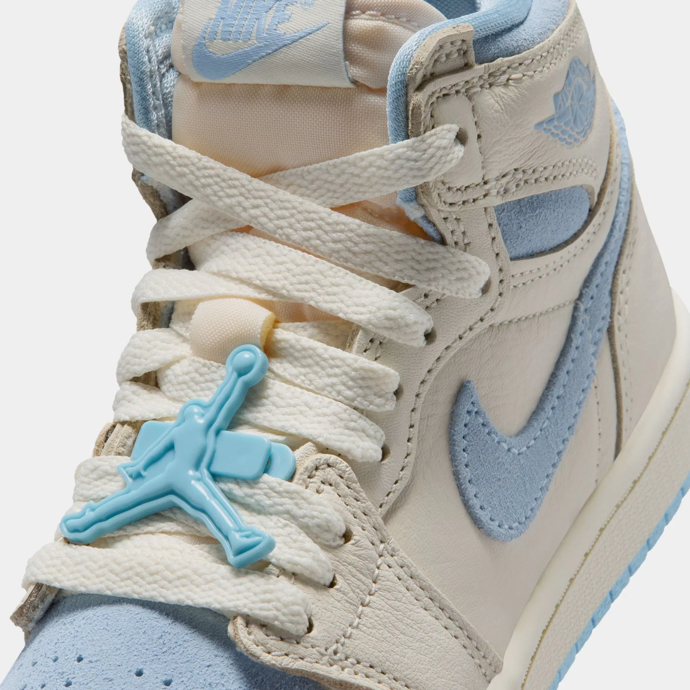 Air Jordan 1 Retro High OG Psychic Blue And Pale Ivory Preschool Lifestyle Shoes (Pale Ivory/Psychic Blue/Coconut Milk)