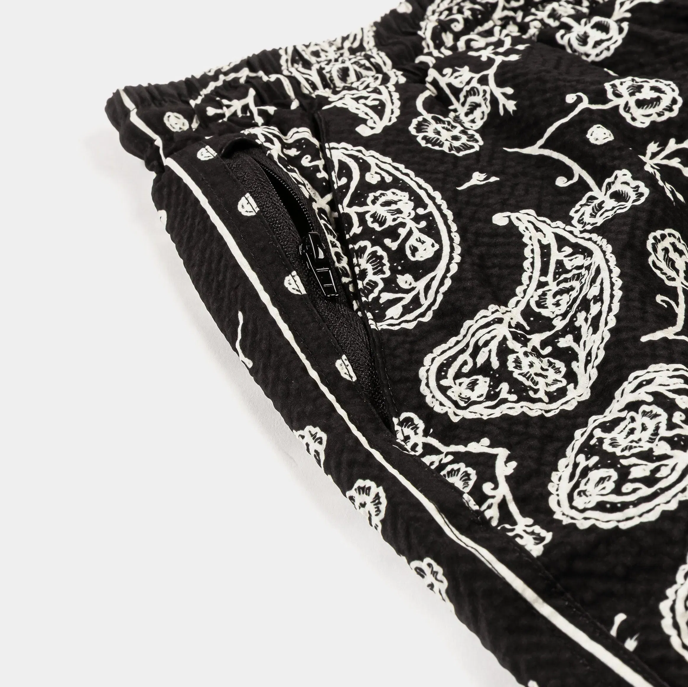 MAISON ARTICLE Paisley Seersucker Mens Shorts (Black/White)