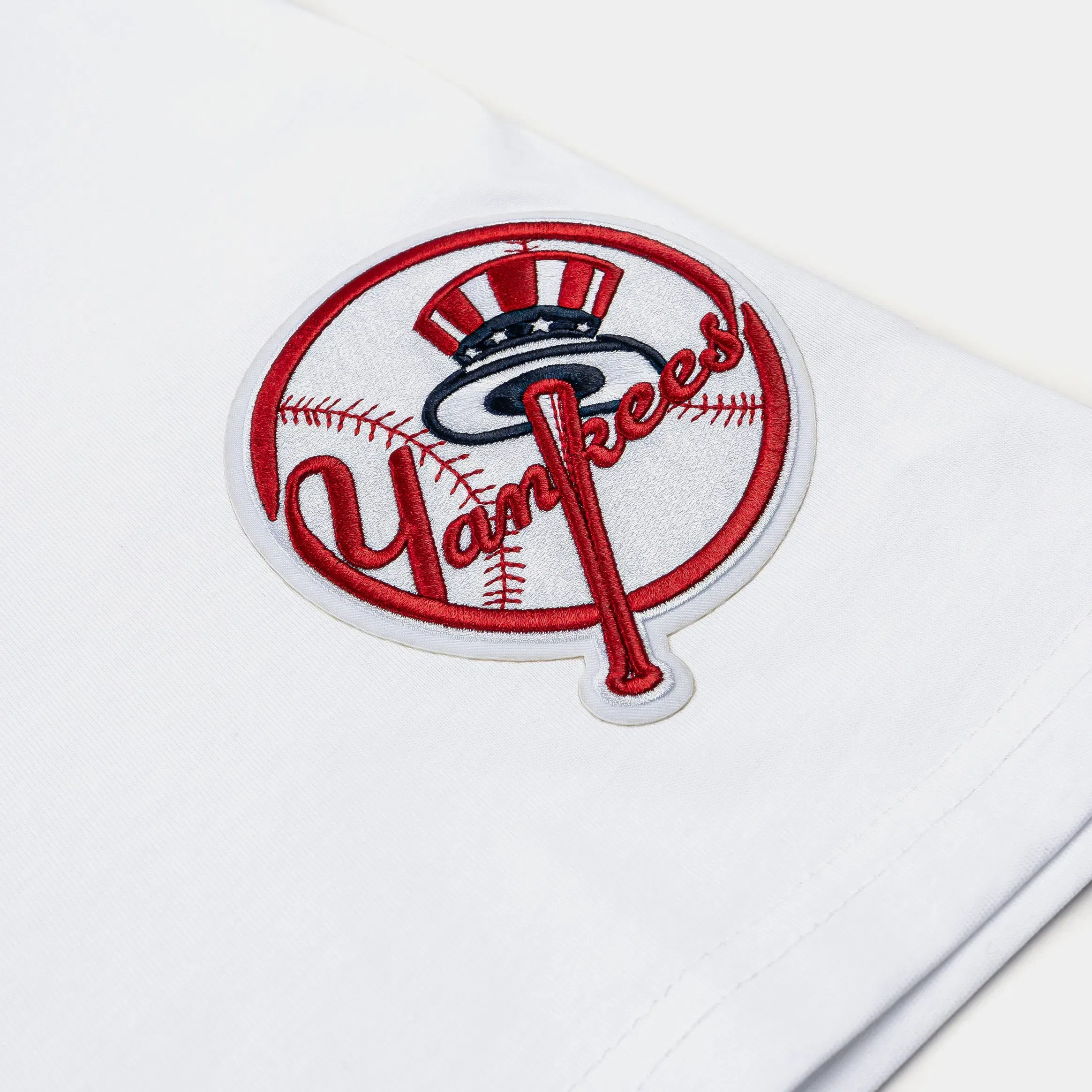 PRO STANDARD New York Yankees Wingspan Drop Shoulder Mens Short Sleeve Shirt (White/Black)