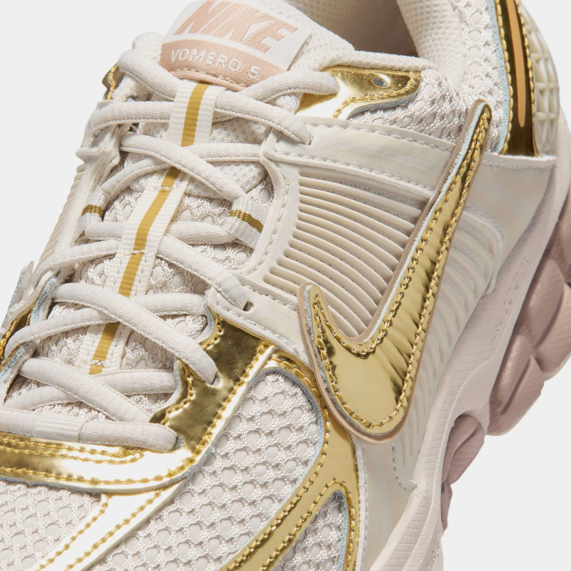 Nike Zoom Vomero 5 Womens Running Shoes (Light Orewood Brown/Metallic Gold/Hemp)