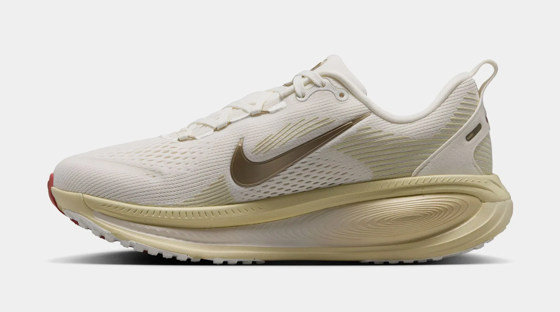 Nike Vomero 18 Womens Running Shoes (Sail/Metallic Gold Grain)