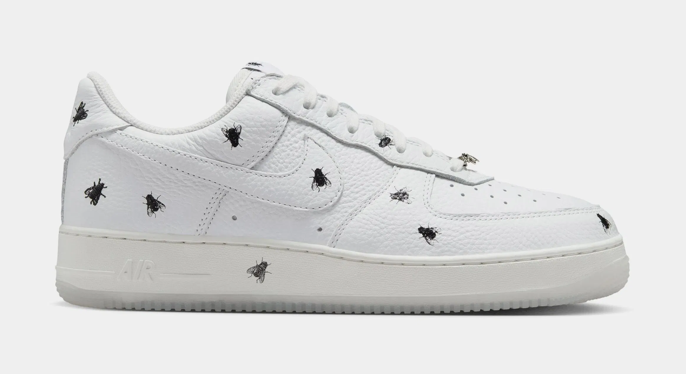Nike Air Force 1 Retro Summit White and Black Mens Basketball Shoes (Summit White/Black)